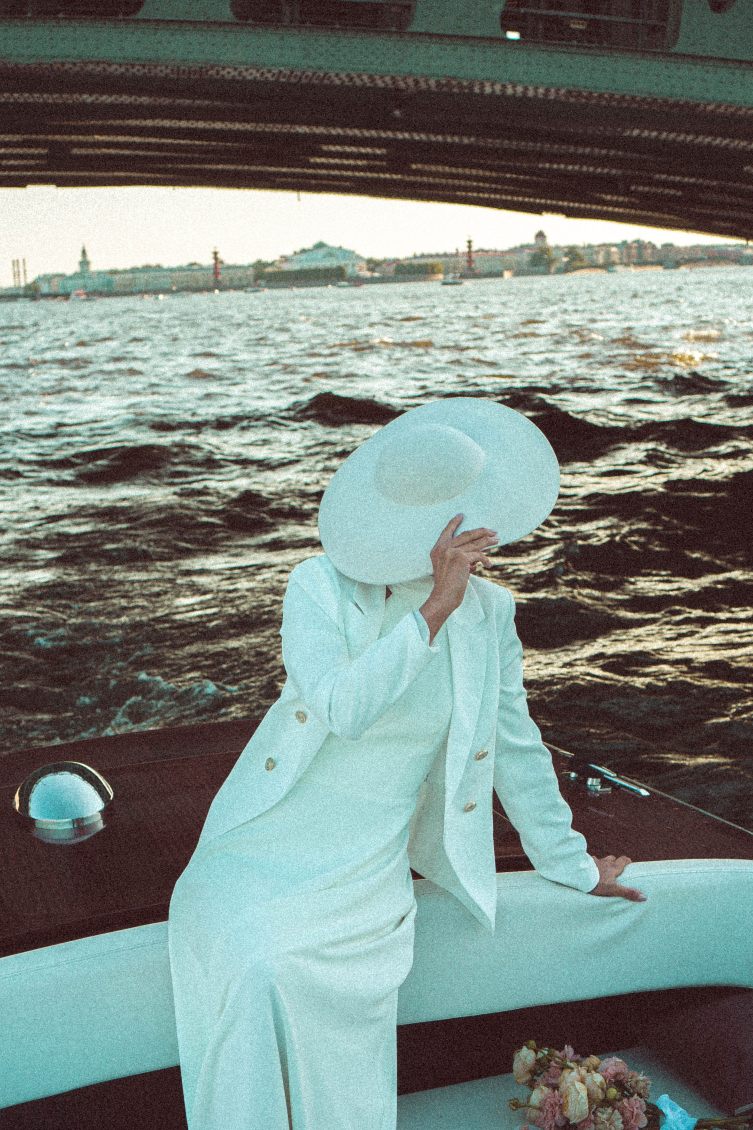 СВАДЕНБНАЯ СЬЕМКА НА КАТЕРЕ ПО КАНАЛАМ САНКТ-ПЕТЕРБУРГА И В АКВАТОРИИ НЕВЫ. Профессиональный фотограф, Санкт-Петербург — Виктория Богомолова