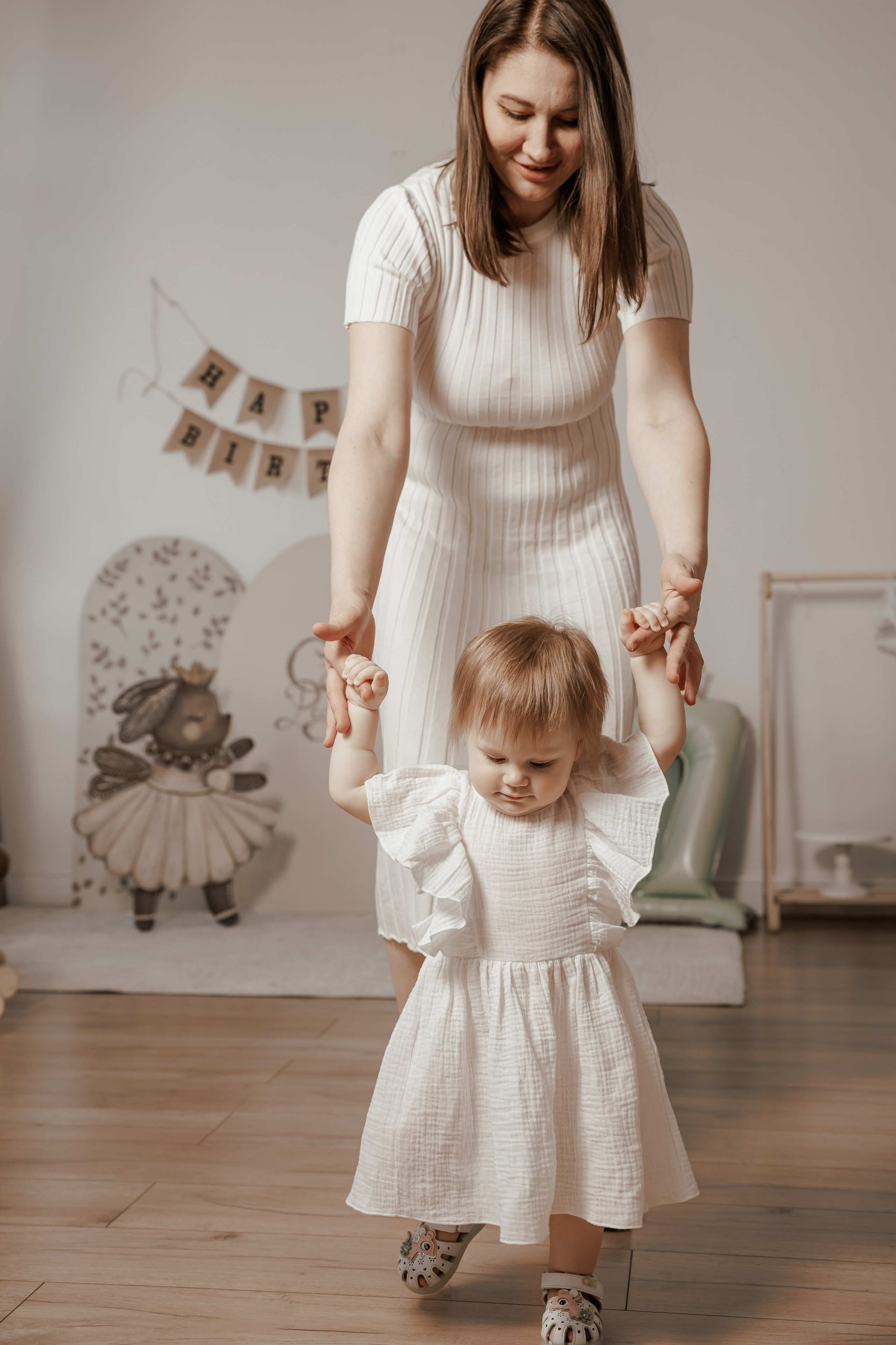 Семейная фотосессия для семьи с девочками близнецами на годик одежда в светлых тонах светлая бежевая студия в Москве теплые тона