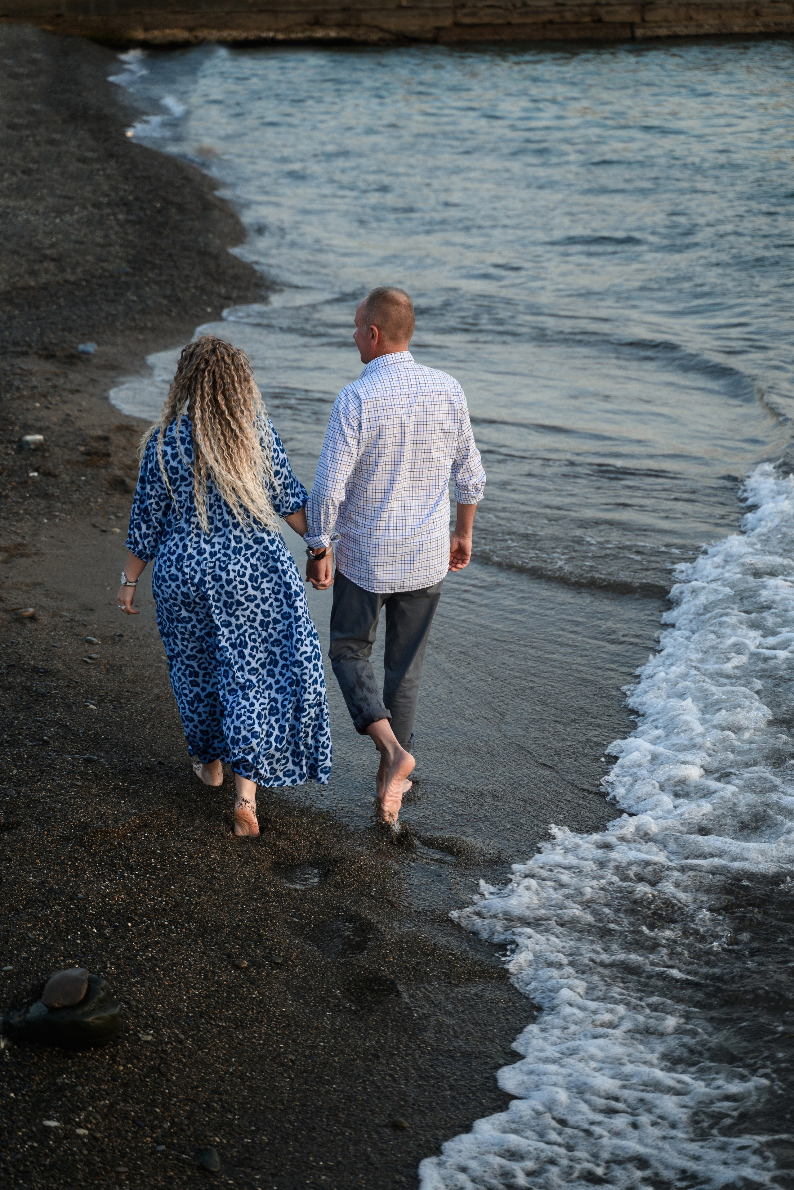 Фотограф в Сочи для влюбленной пары — фотосессия у моря с пальмами и закатом