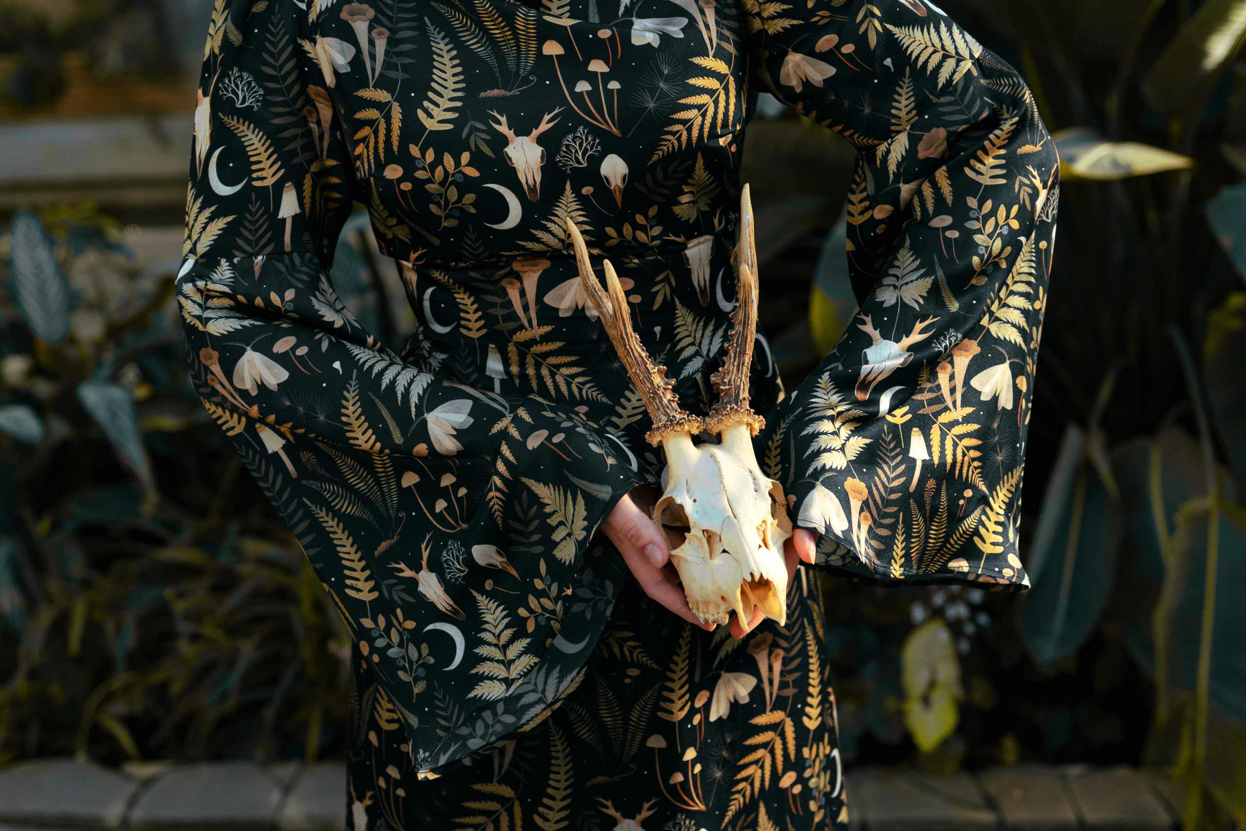 Съемка шёлковых платьев для PlantMyBones