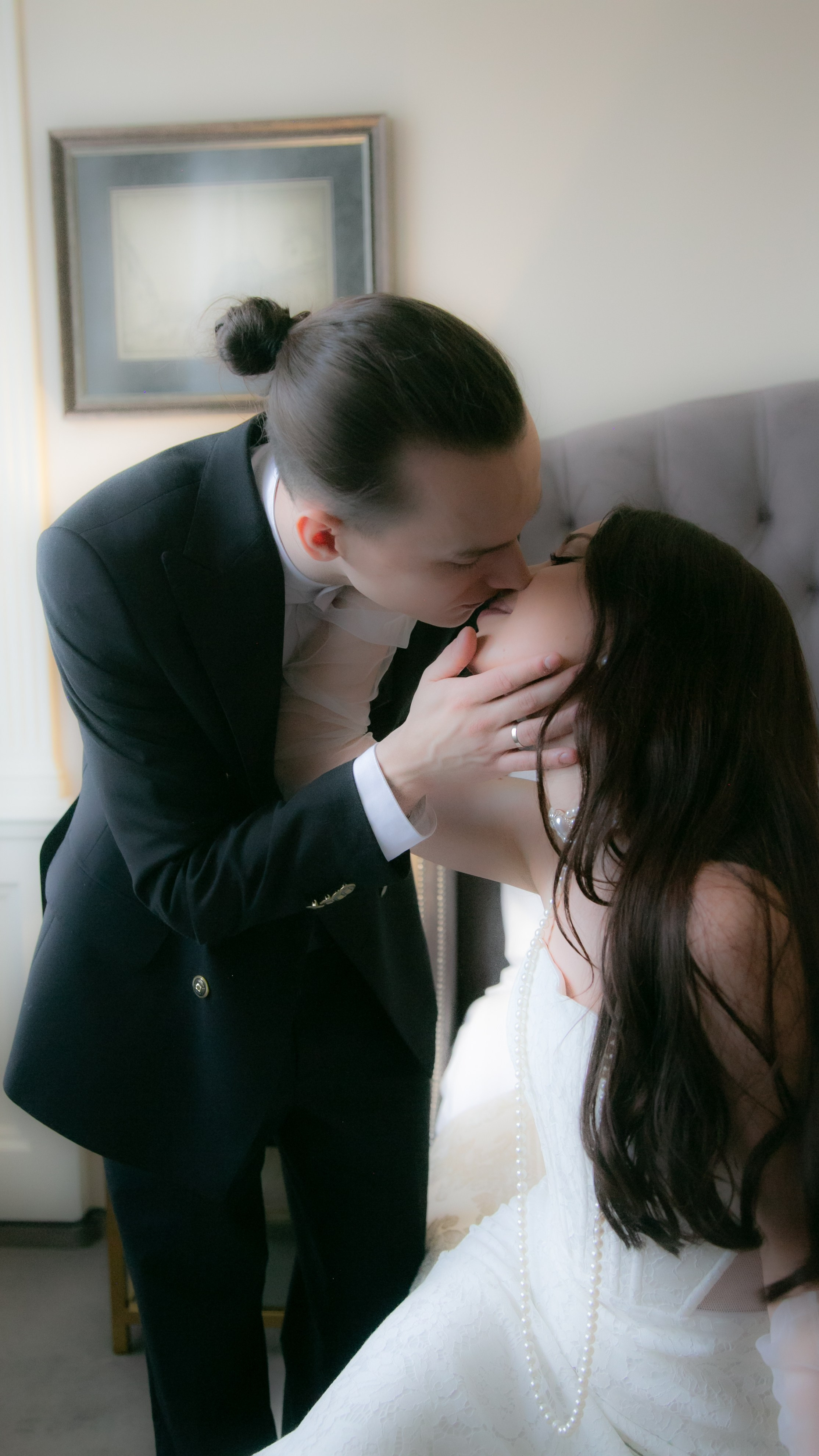 Сборы Кирилла и Лены перед загсом. Фотограф Надежда Абаренова