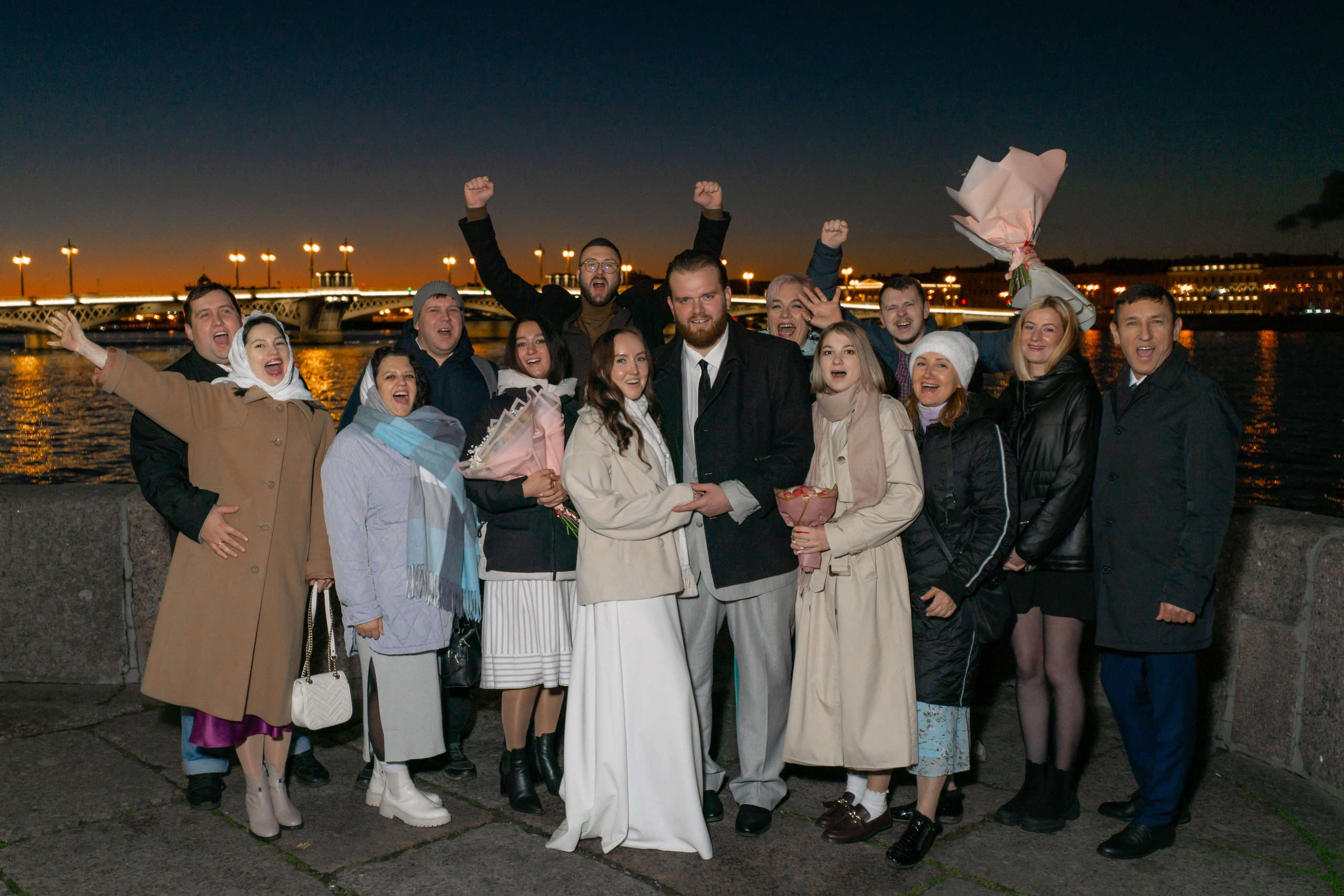 Фото с родственниками на свадьбе ночью в Санкт-Петербурге