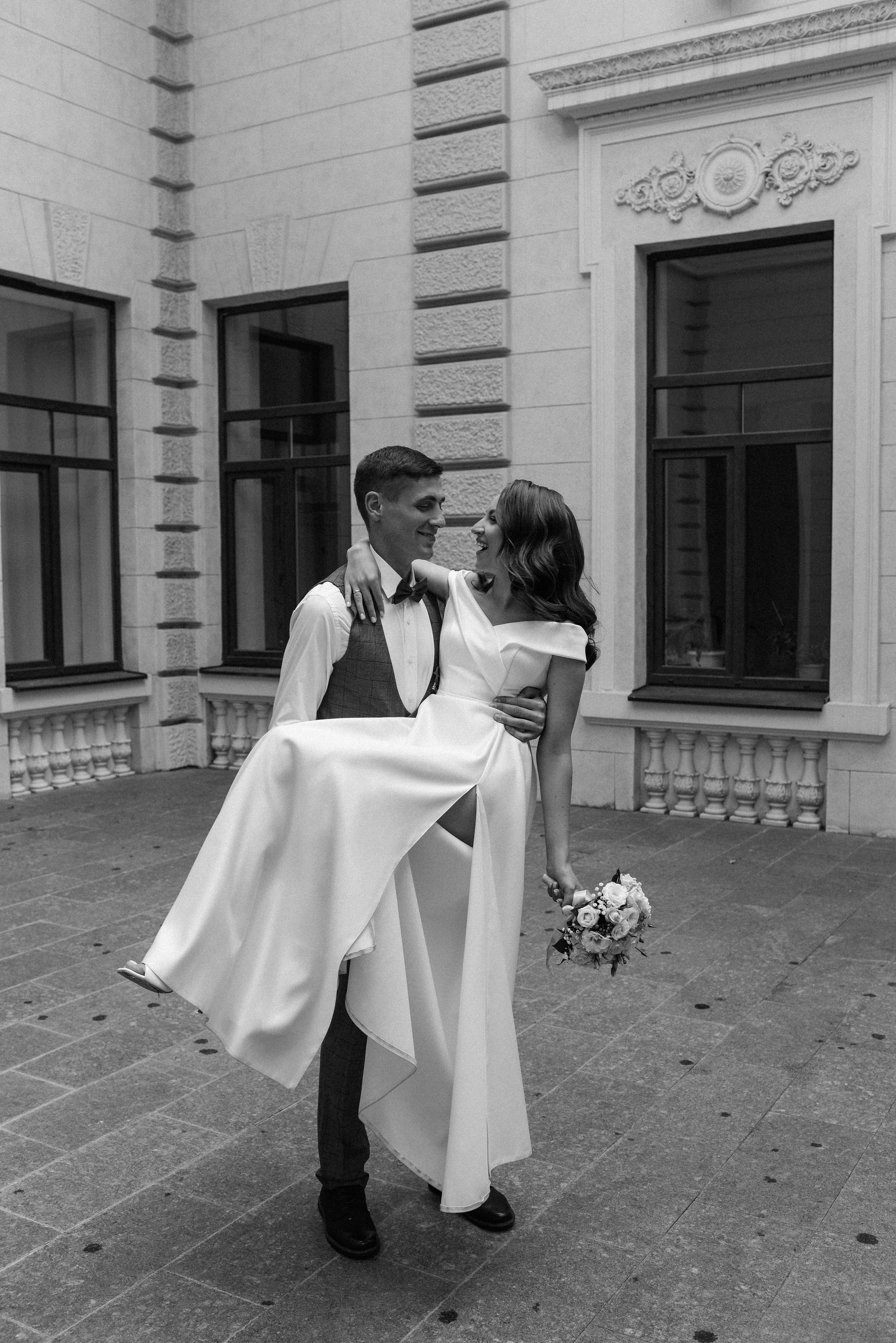 Свадебная прогулка по городу. Фотограф Ярута Оксана / Ростов-на-Дону