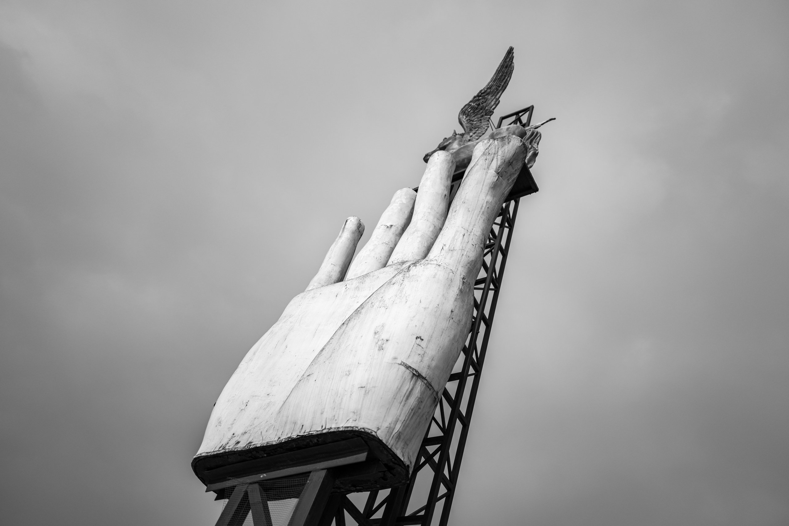 Скульптурная композиция с рукой в парке Музеон в Москве