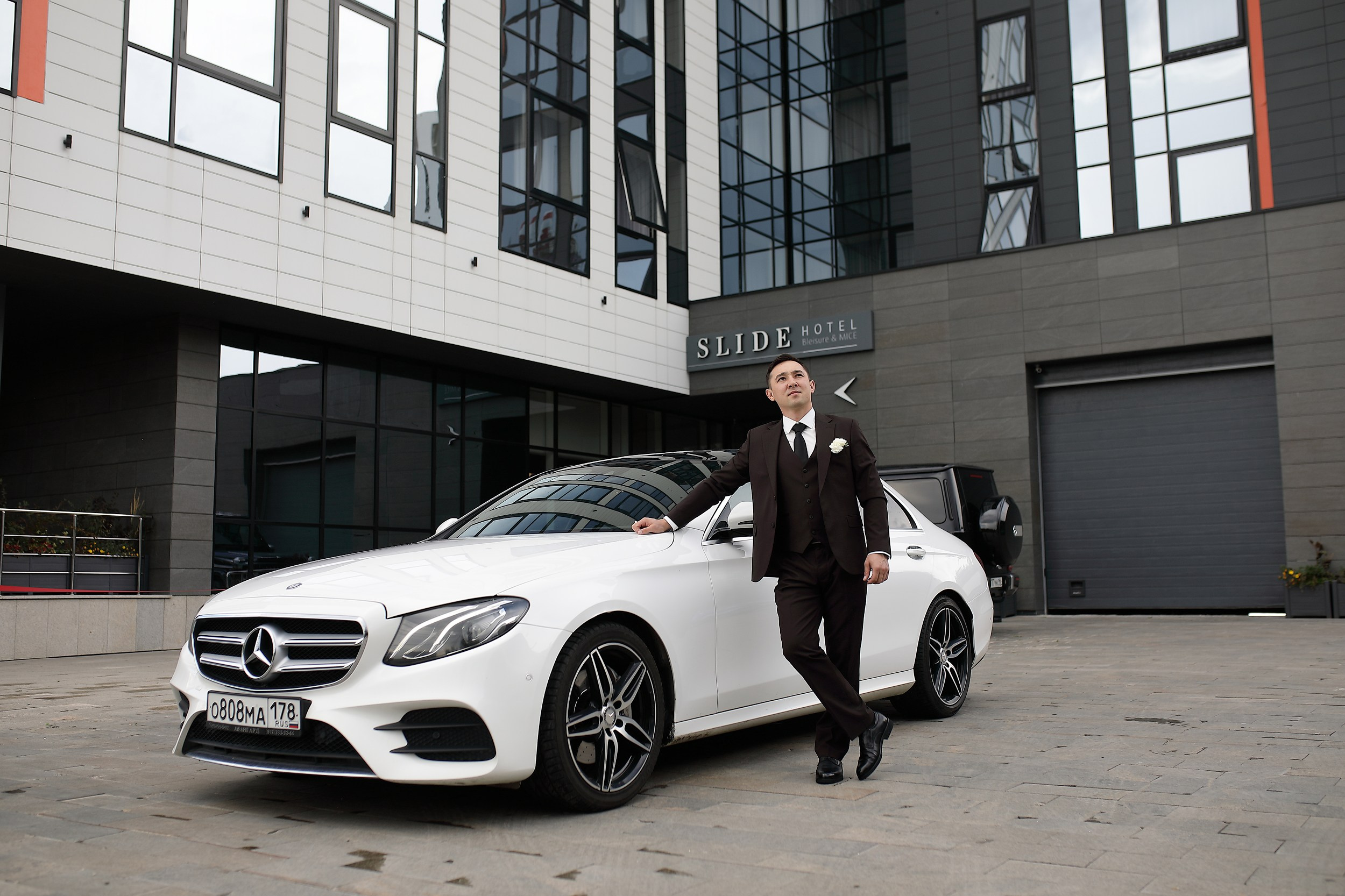 жених возле свадебной машине