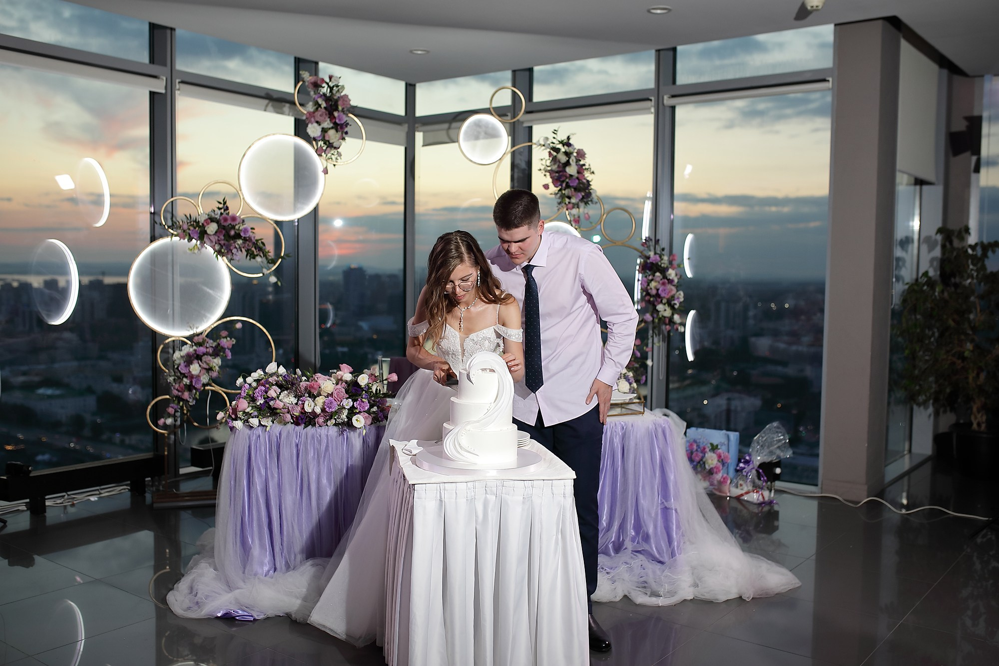 молодожены режут торт