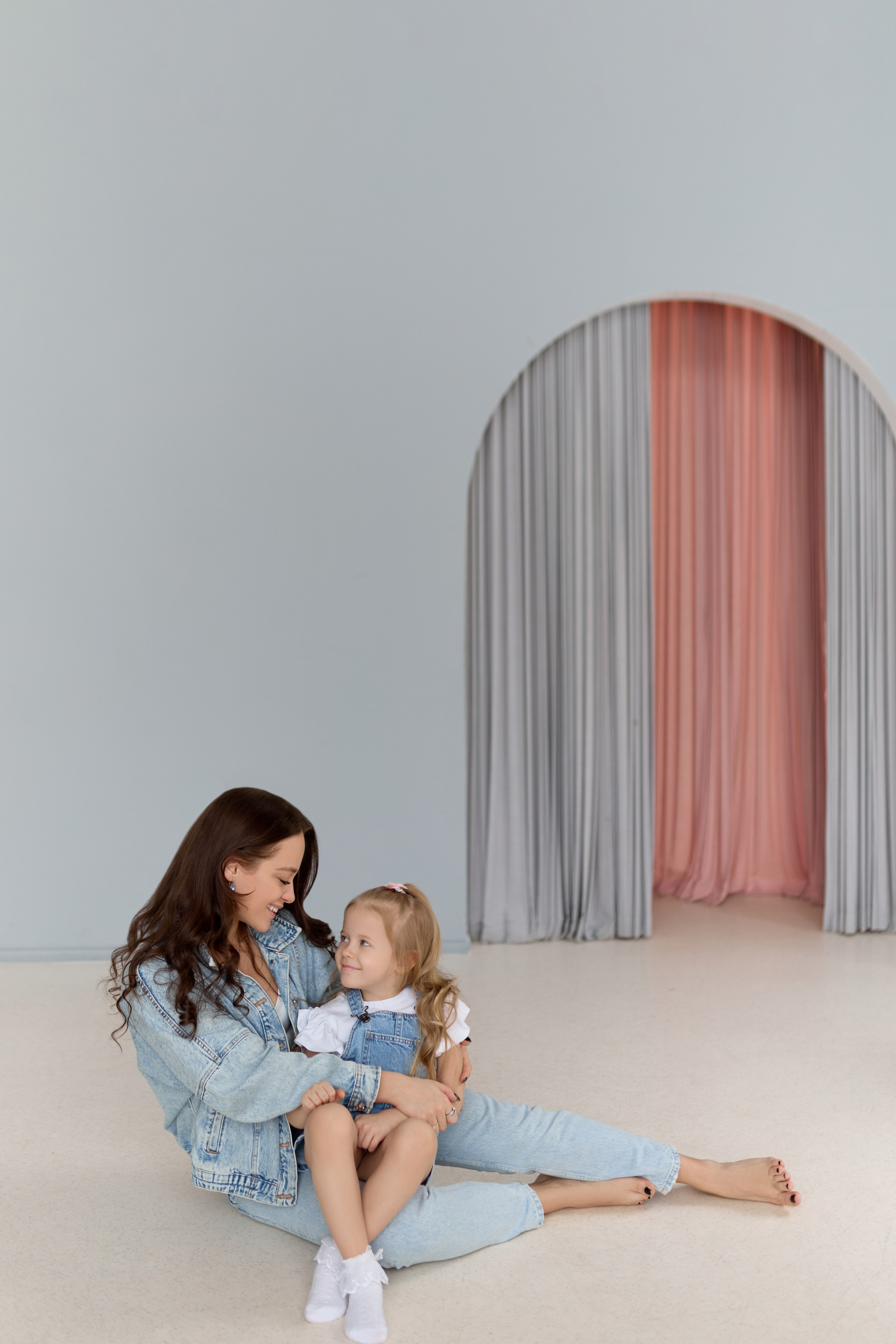 Семейная съемка в фотостудии. Сестры Карабаза. Фотографы и ретушеры в Москве и Санкт-Петербурге