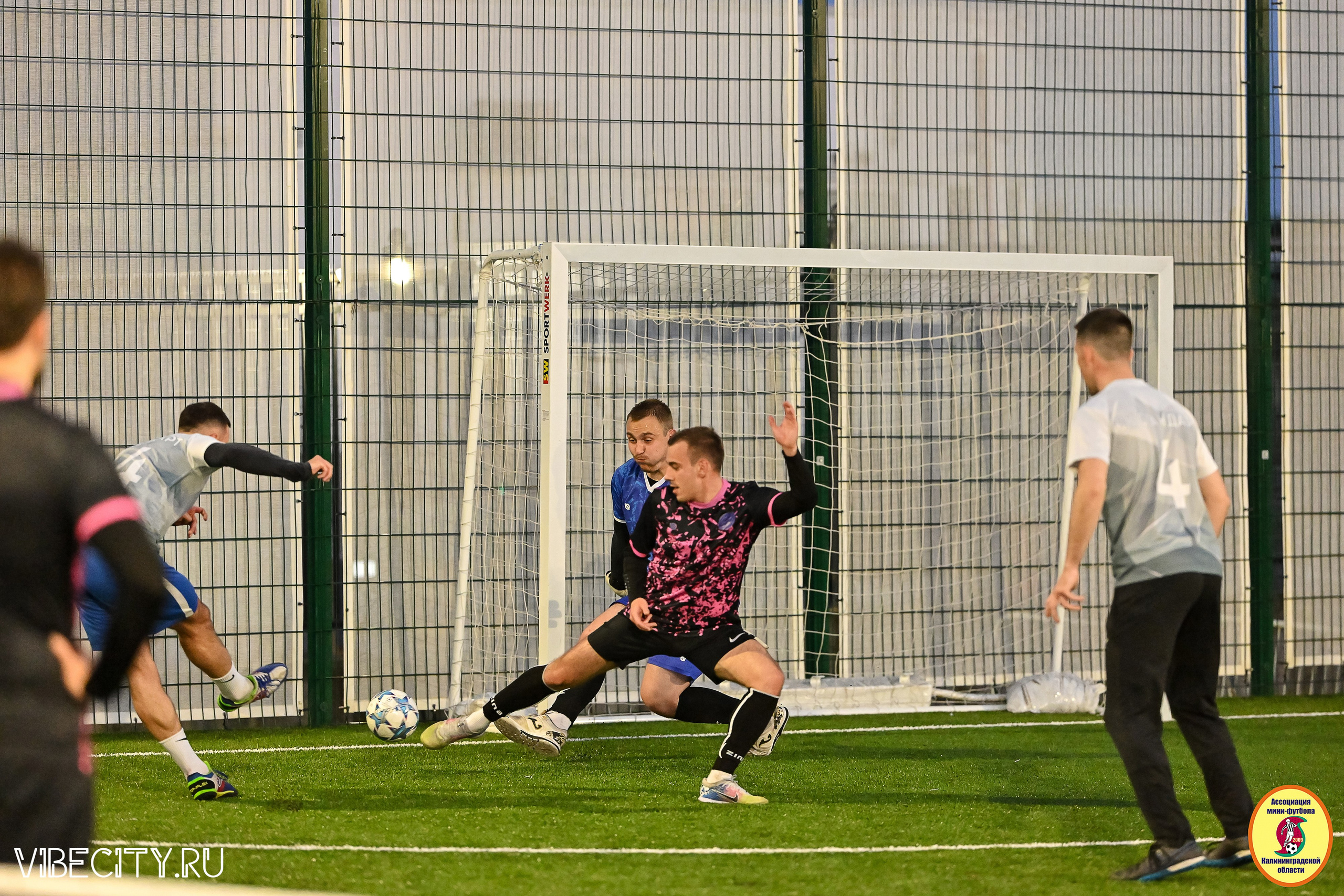 ИГРЫ МИНИ-ФУТБОЛЬНОЙ И КОРПОРАТИВНОЙ ЛИГИ. VIBECITY.RU Вайб Сити Ру Фоторепортажи Фотоотчеты Калининград