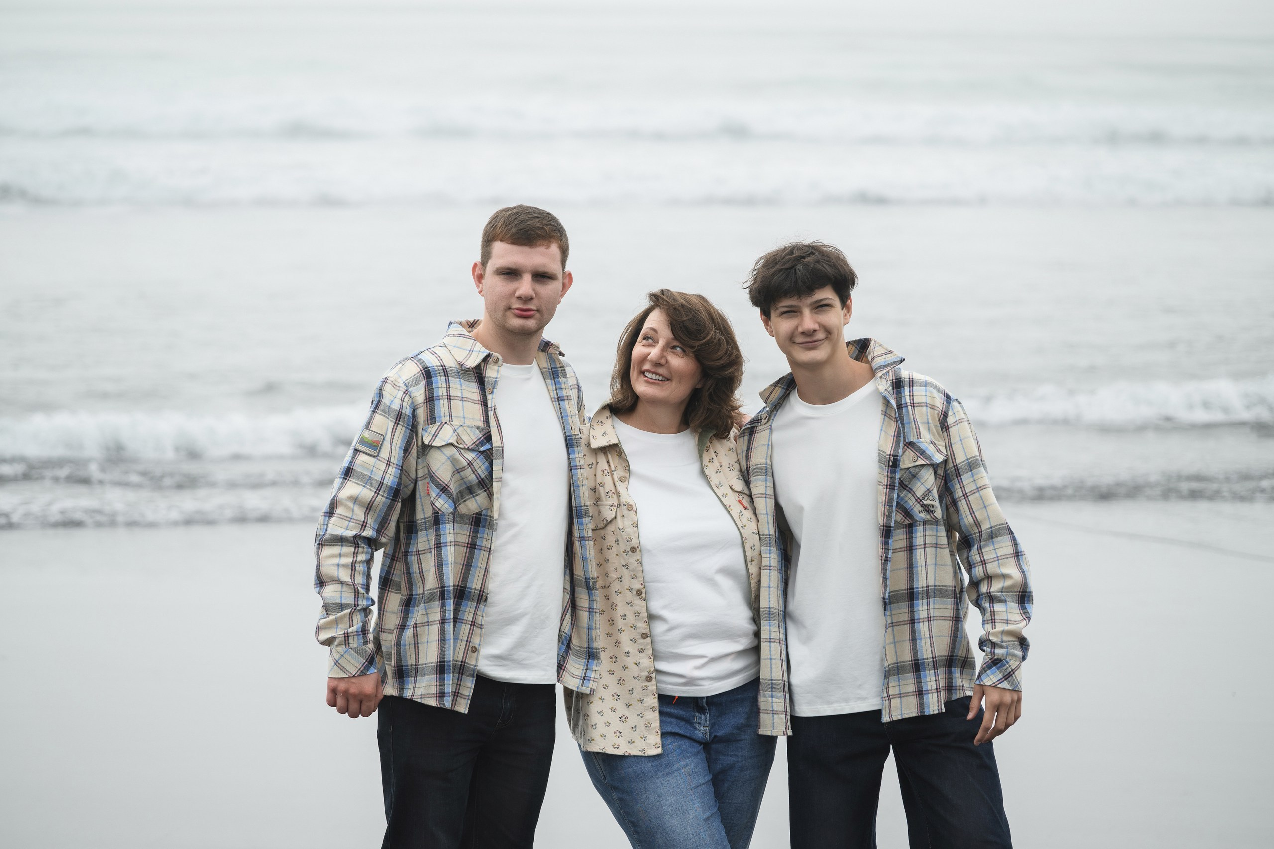 Семейная фотосъемка на берегу океана в Петропавловске-Камчатском. Семейная фотосессия на фоне вулканов в Петропавловске-Камчатском. Искренние семейные фотографии на камчатском побережье. Семейная любовь и дикая природа Камчатки в кадре.