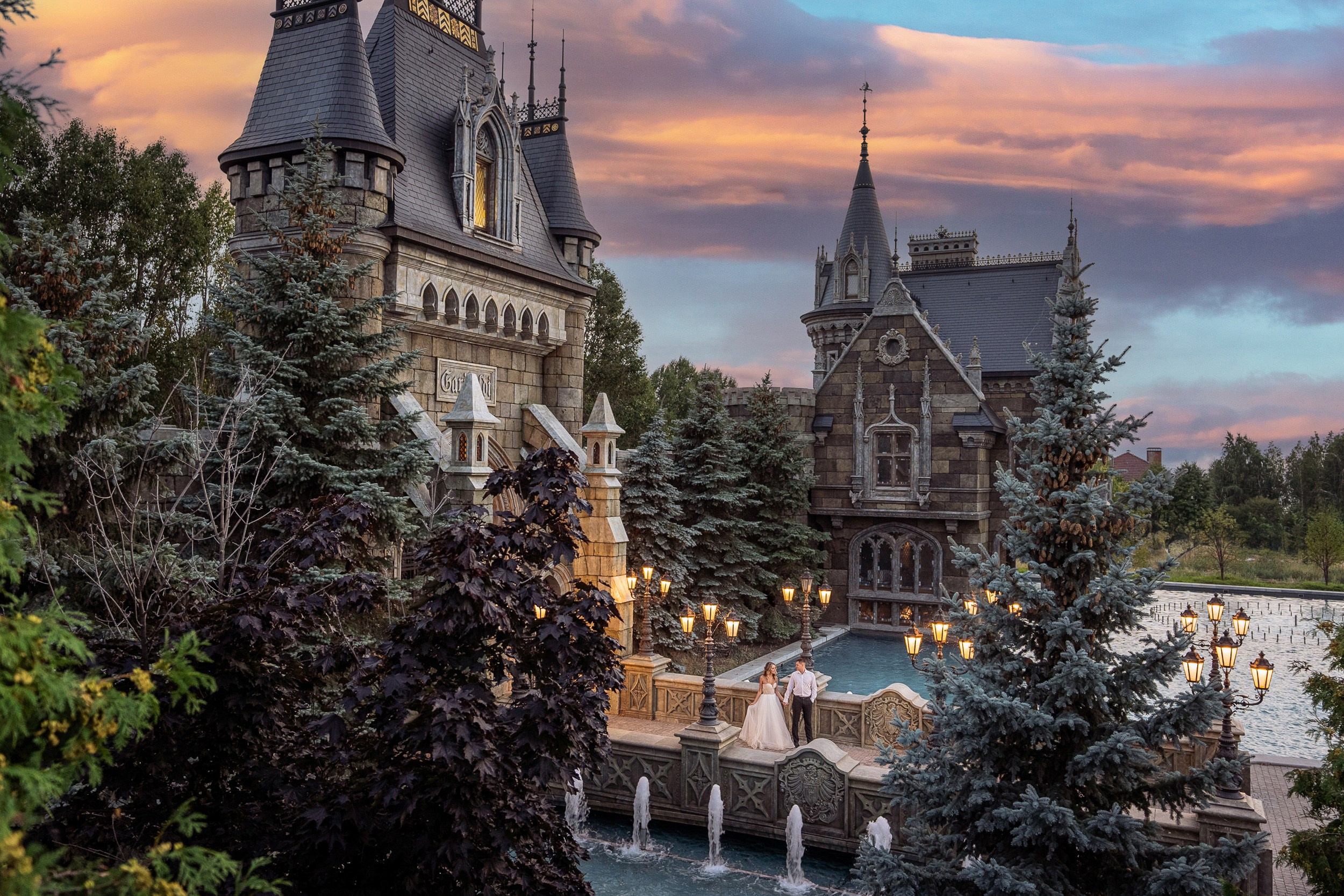 “Фотосессия на территории замка Гарибальди – модель позирует у старинного моста, подчеркивающего историческую атмосферу.”