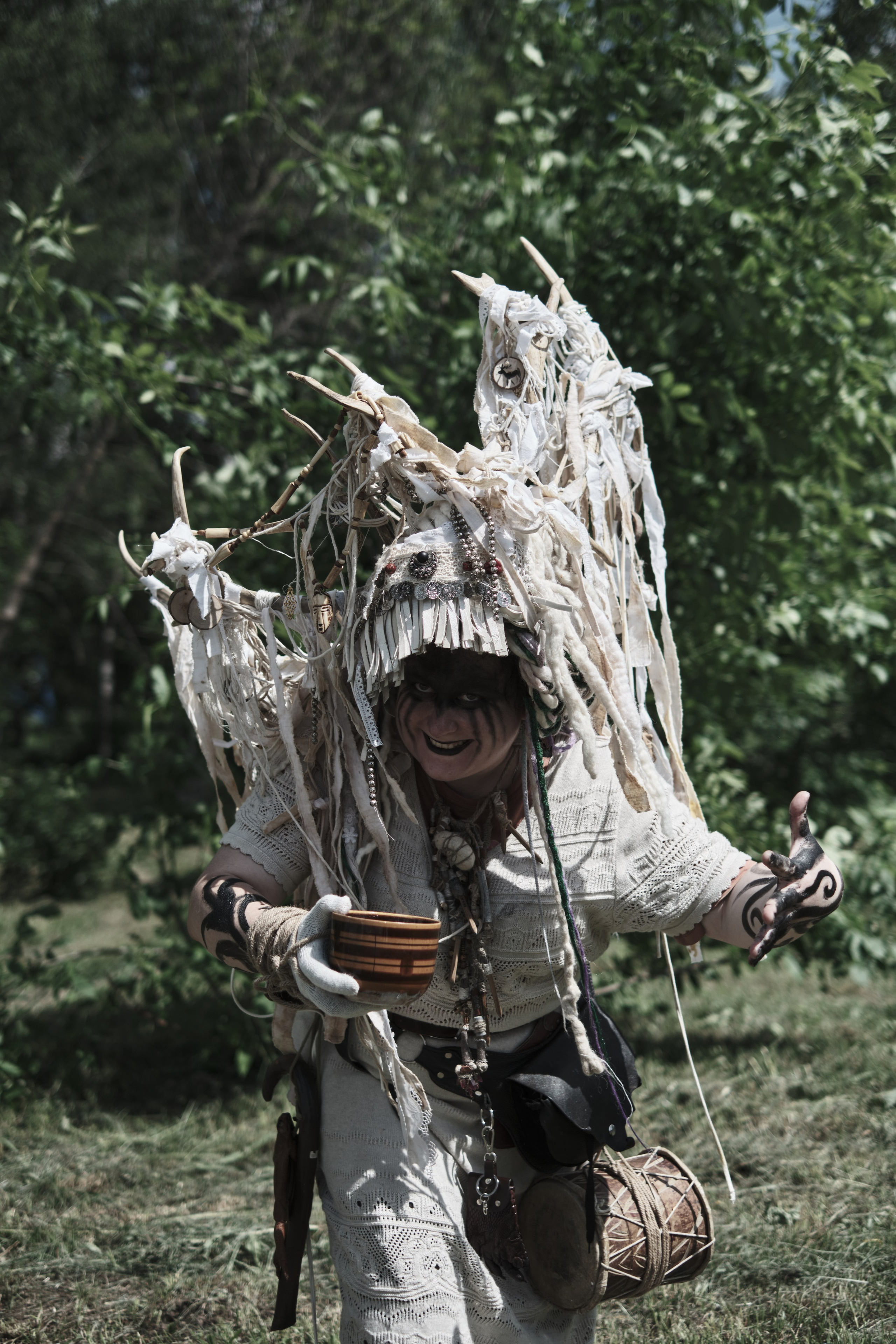 Белые Шаманы исполняют танец