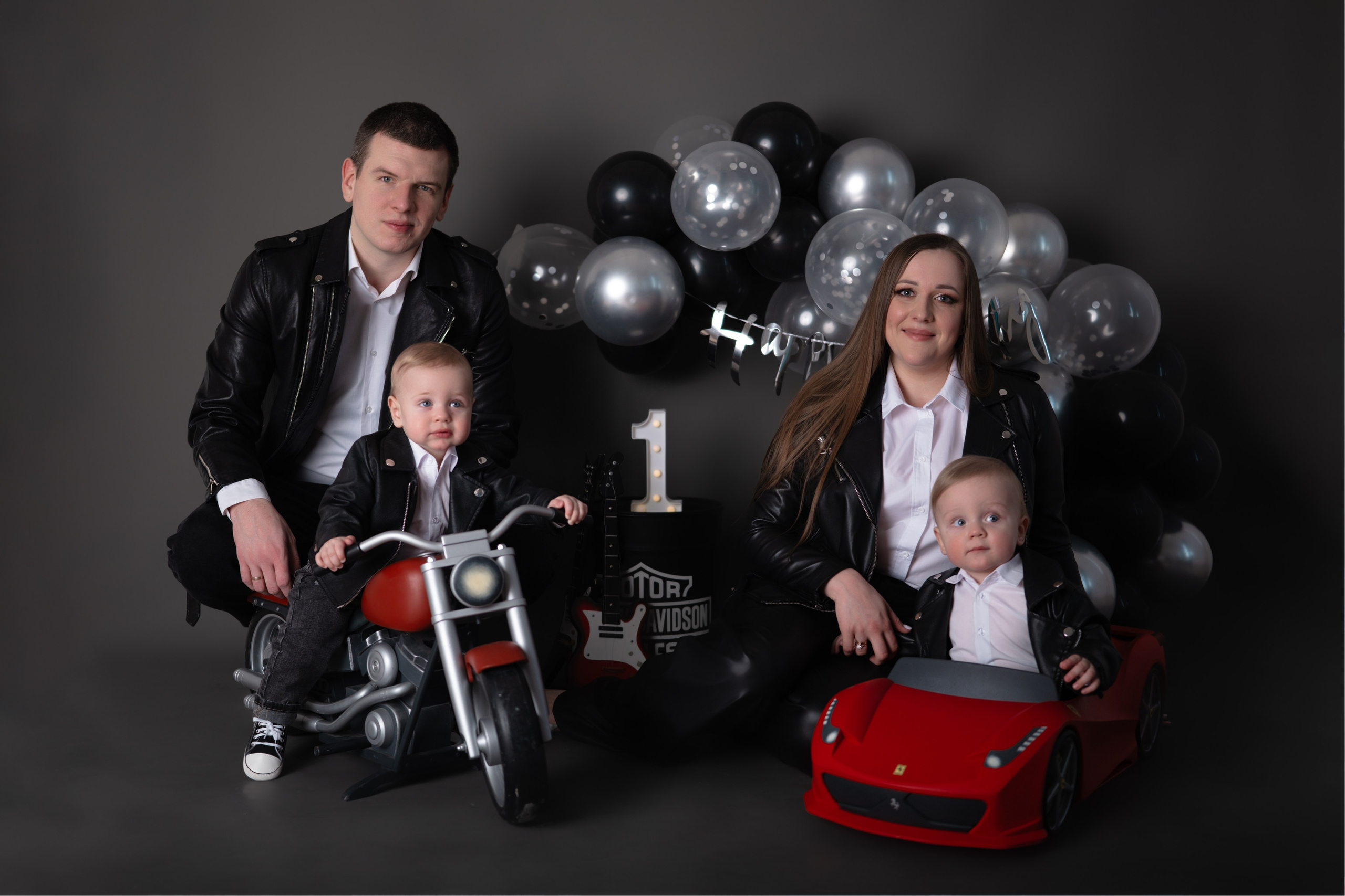 Годик Максиму и Кириллу. Семейный детский ньюборн фотограф в Москве Марта Петрова