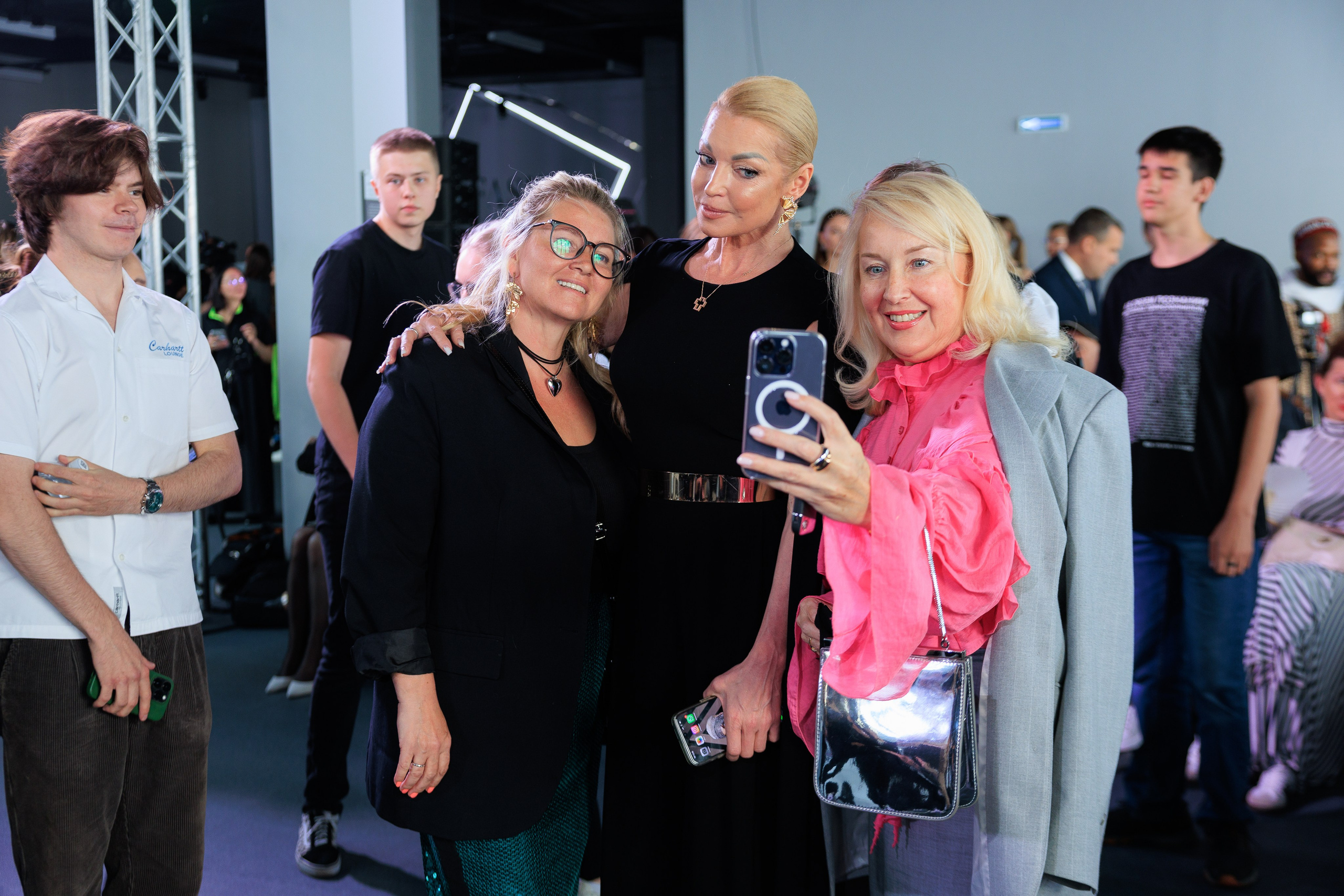 Фотограф для модного показа. Контент для бизнеса в Екатеринбурге Полдень Медиа