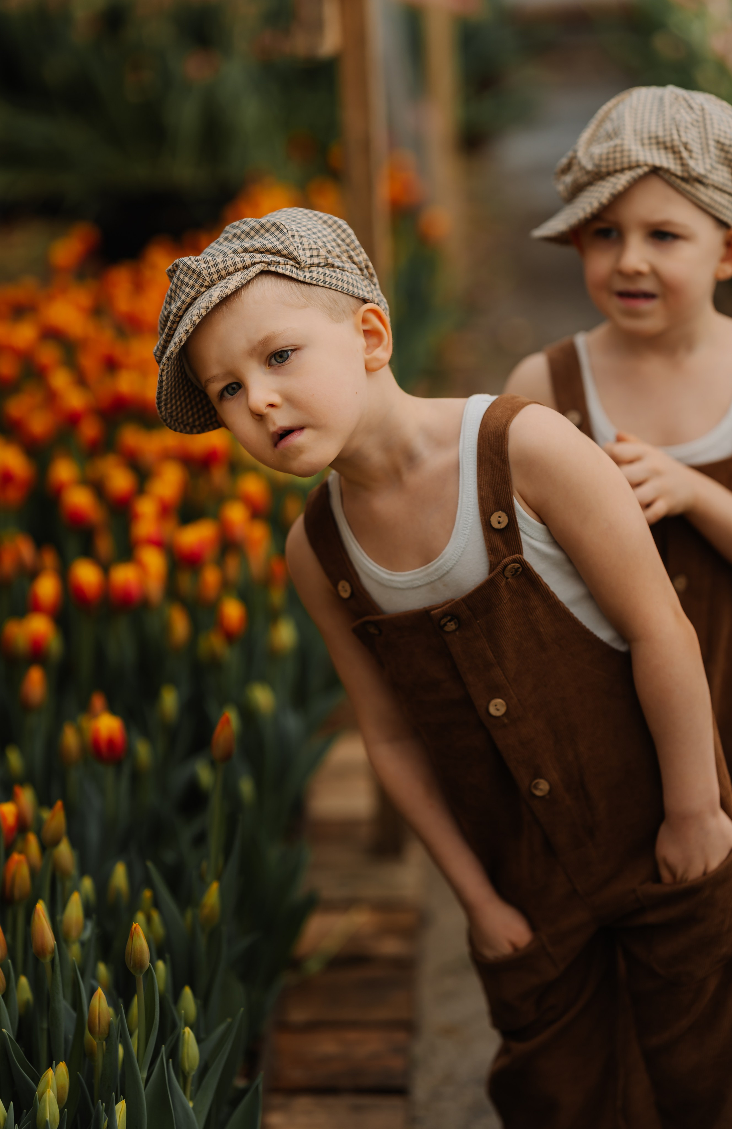 Мальчишки в тюльпанах. СВАДЕБНЫЙ ФОТОГРАФ КРАСНОЯРСК