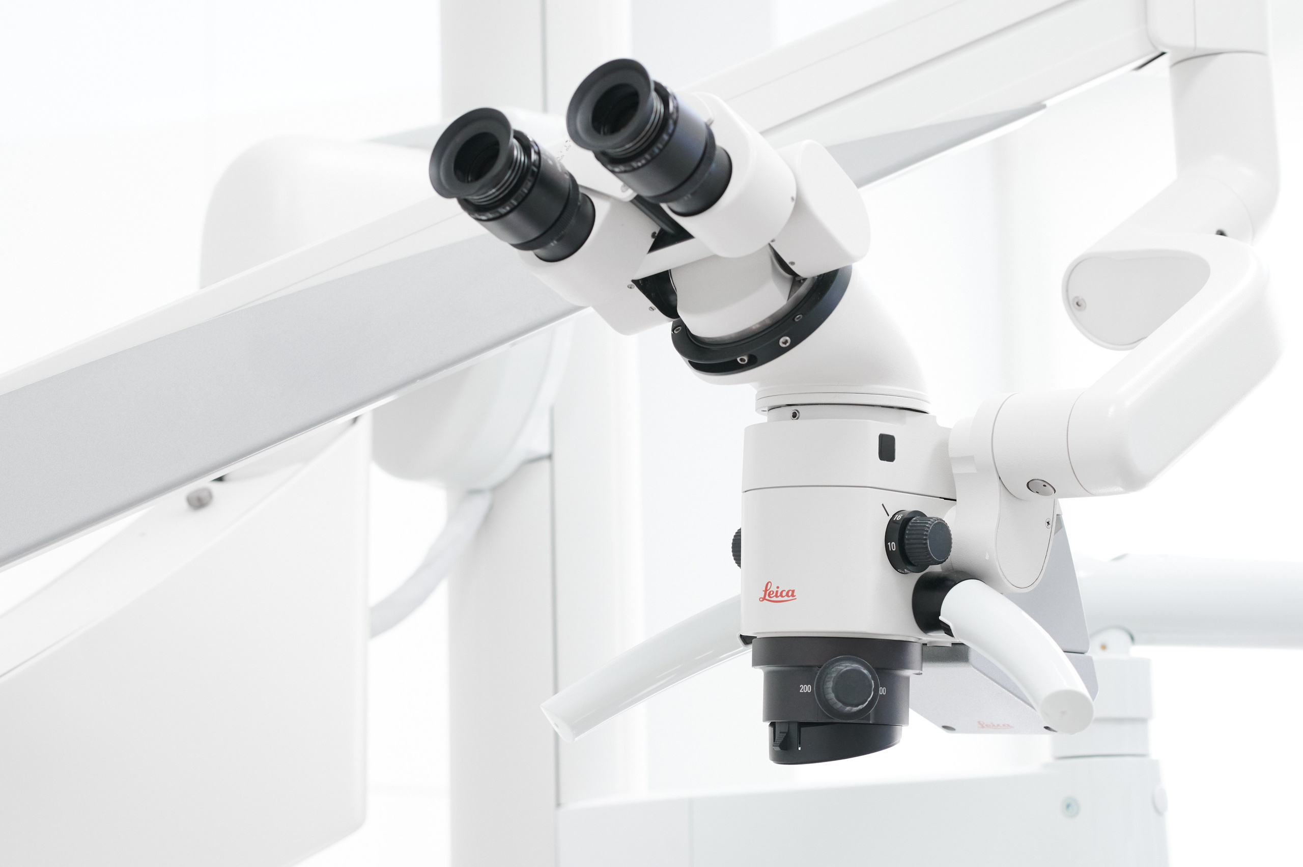 Современный стоматологический кабинет с панорамным окном и новым креслом. Профессиональная съемка интерьера клиники