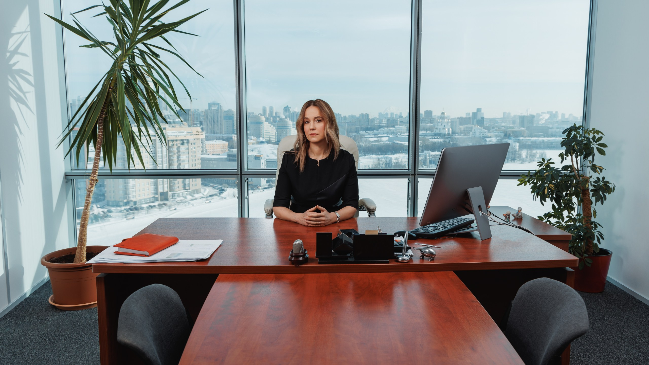 Деловой портрет руководителя в офисе компании