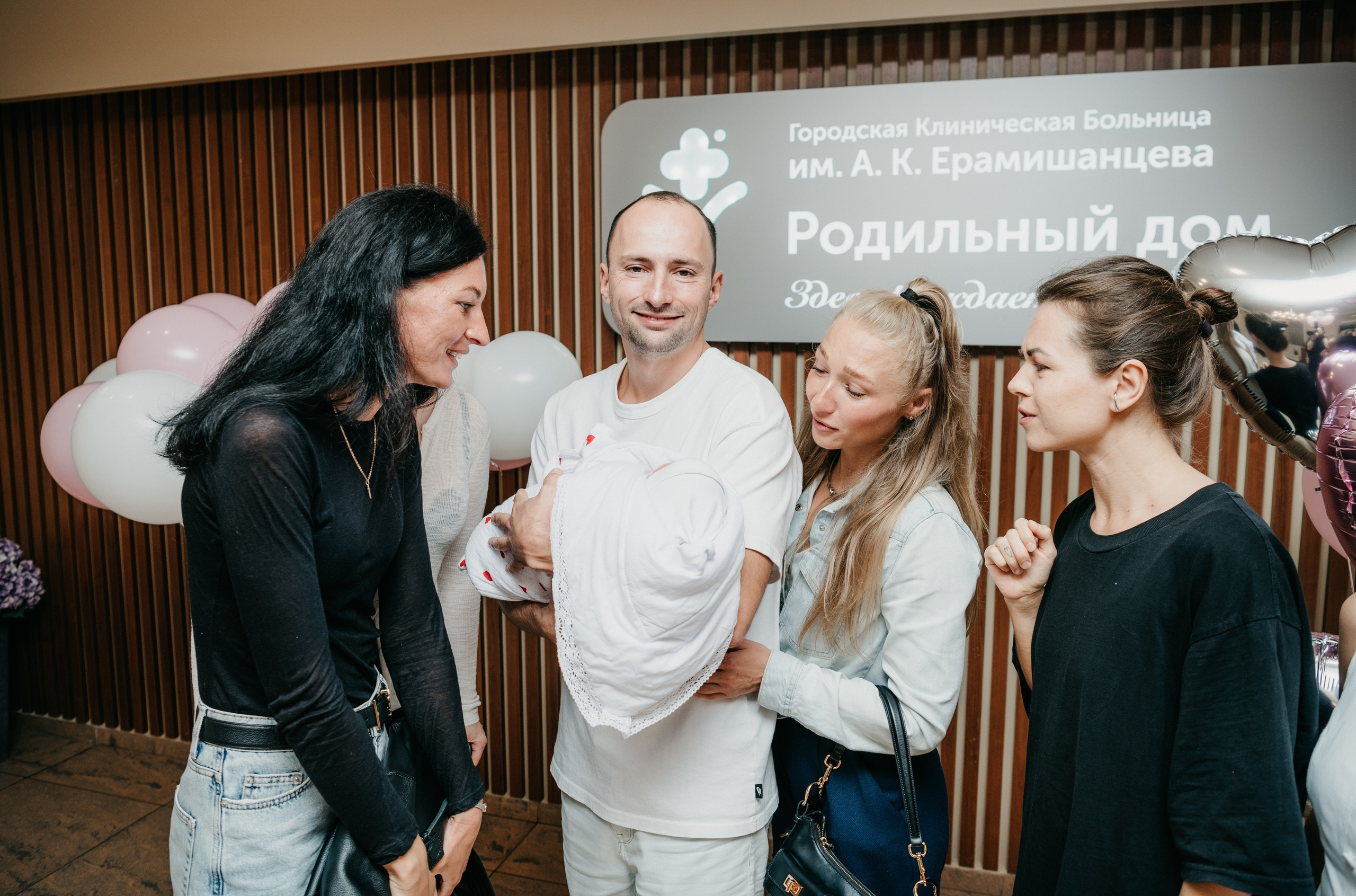 Выписка Софии в ГКБ Ерамишанцева. Фотограф на выписку из роддома в Москве и МО