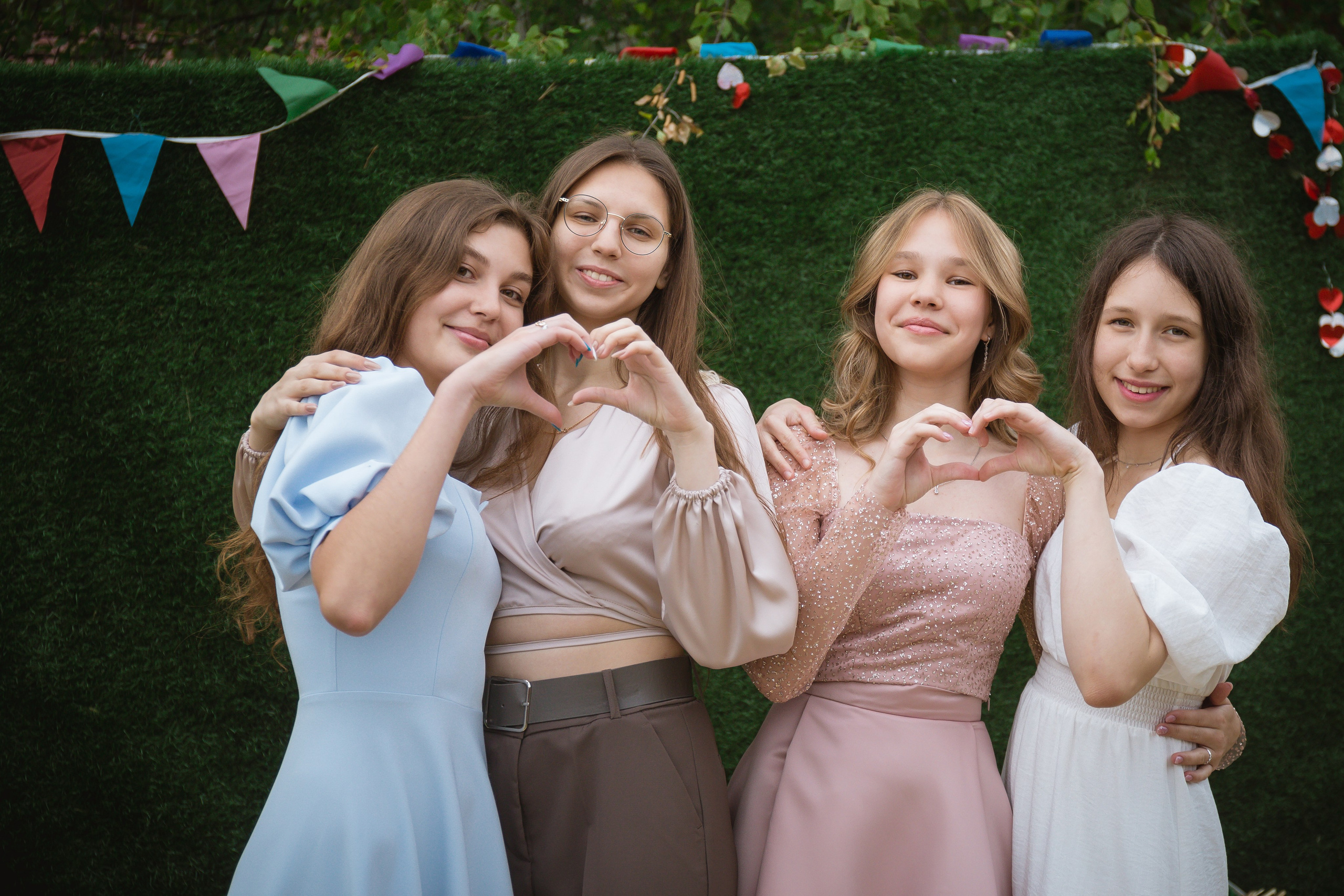 Ученики выпускного класса на школьной фотосъемке