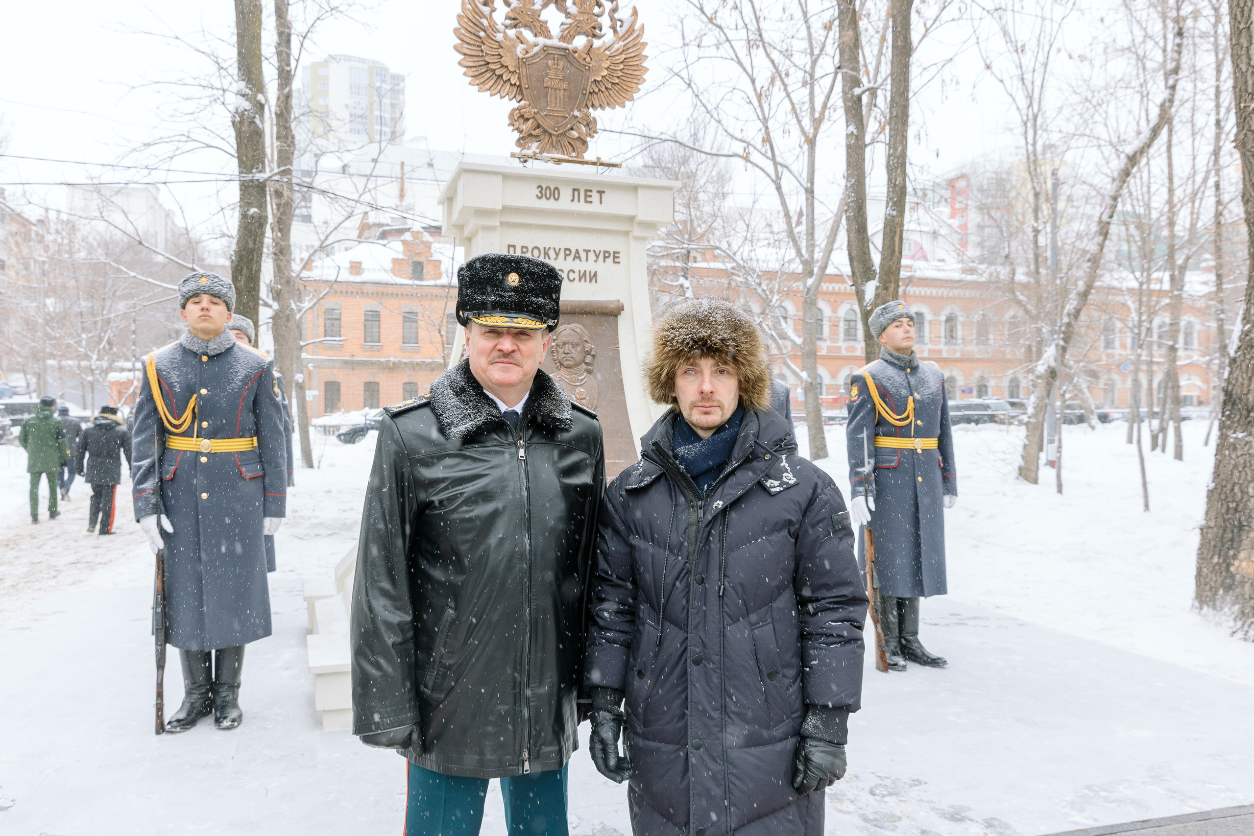 Портрет участников у памятника после открытия зимой — репортаж, фотограф Санкт-Петербург