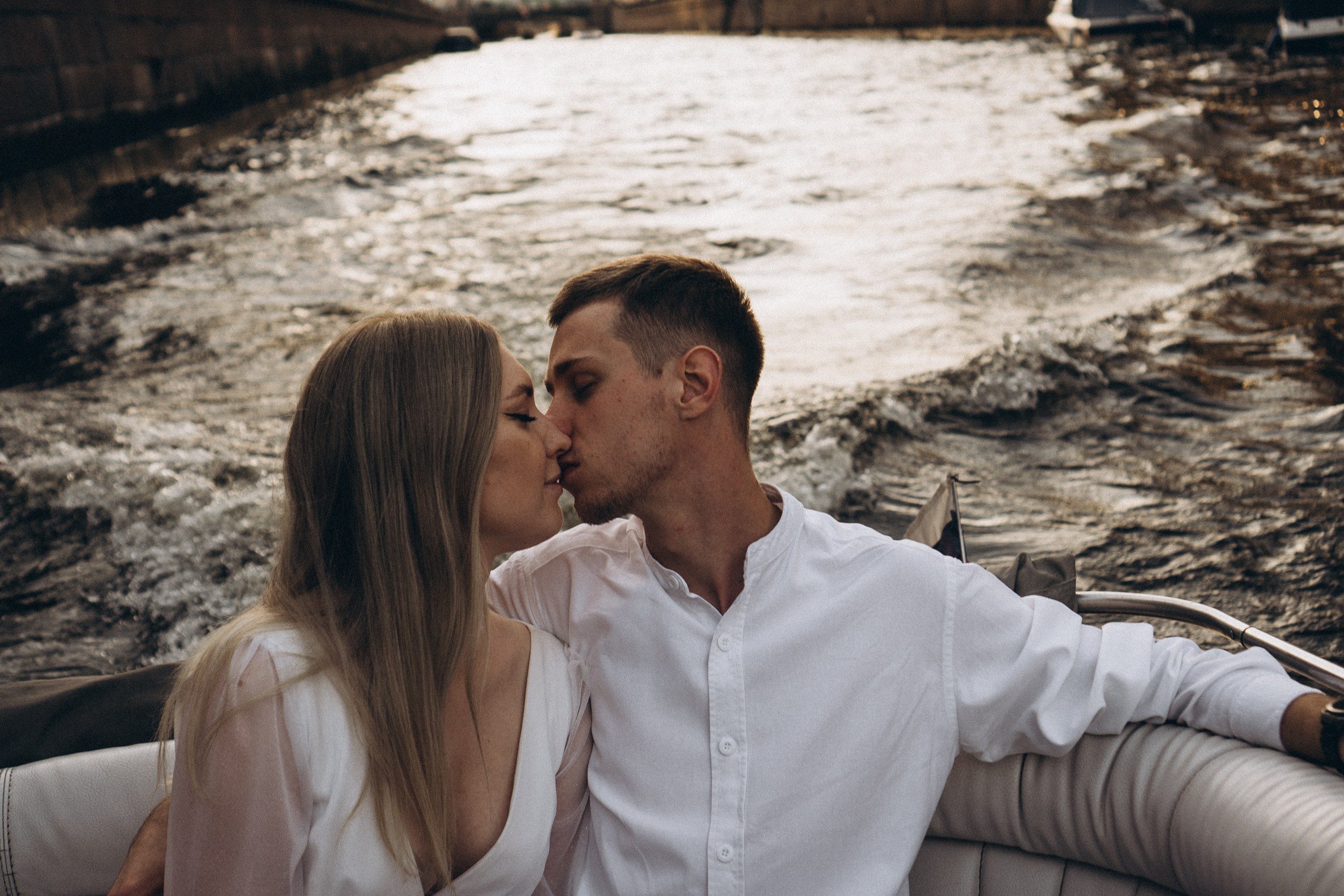 СВАДЕНБНАЯ СЬЕМКА НА КАТЕРЕ ПО КАНАЛАМ САНКТ-ПЕТЕРБУРГА И В АКВАТОРИИ НЕВЫ. Профессиональный фотограф, Санкт-Петербург — Виктория Богомолова