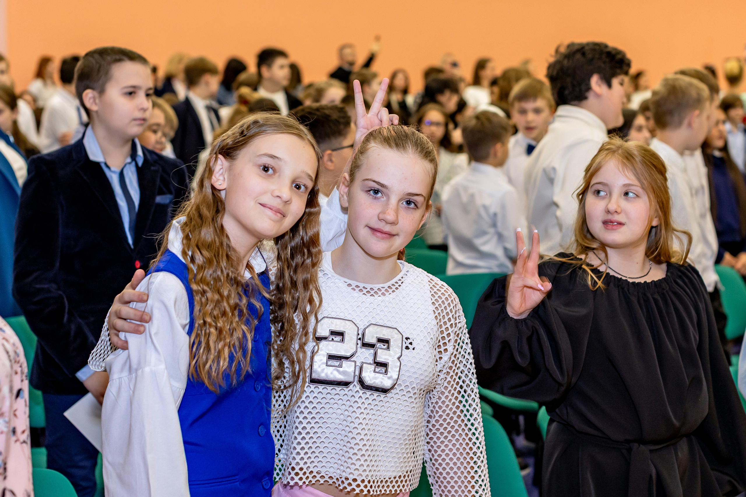 Выпускной праздник в начальной школе. Фотограф и видеограф Москва. Свадебный фотограф, видеограф. Выпускные альбомы. Оживающие альбомы