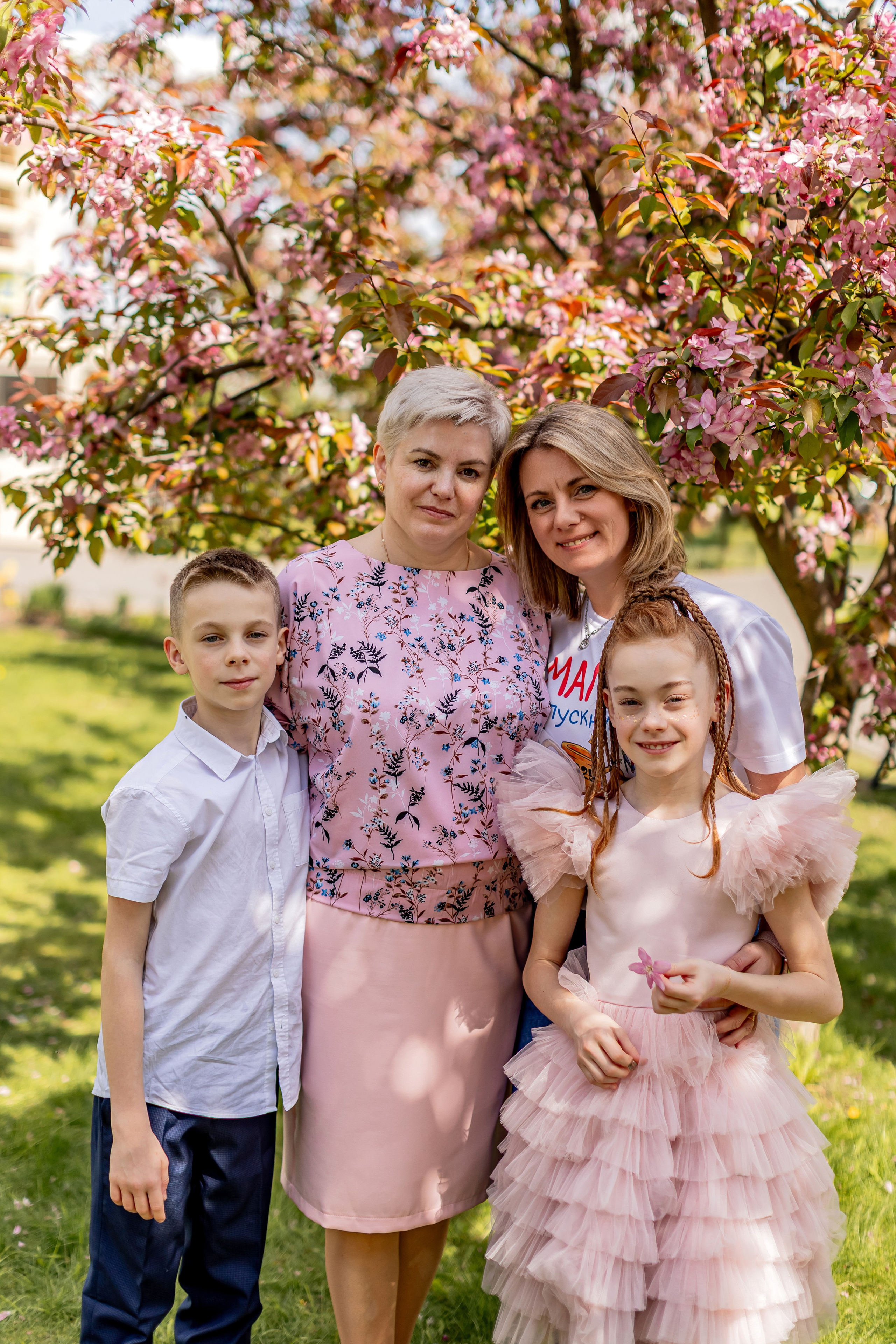 Выпускной в начальной школе на улице. Фотограф и видеограф Москва. Свадебный фотограф, видеограф. Выпускные альбомы. Оживающие альбомы