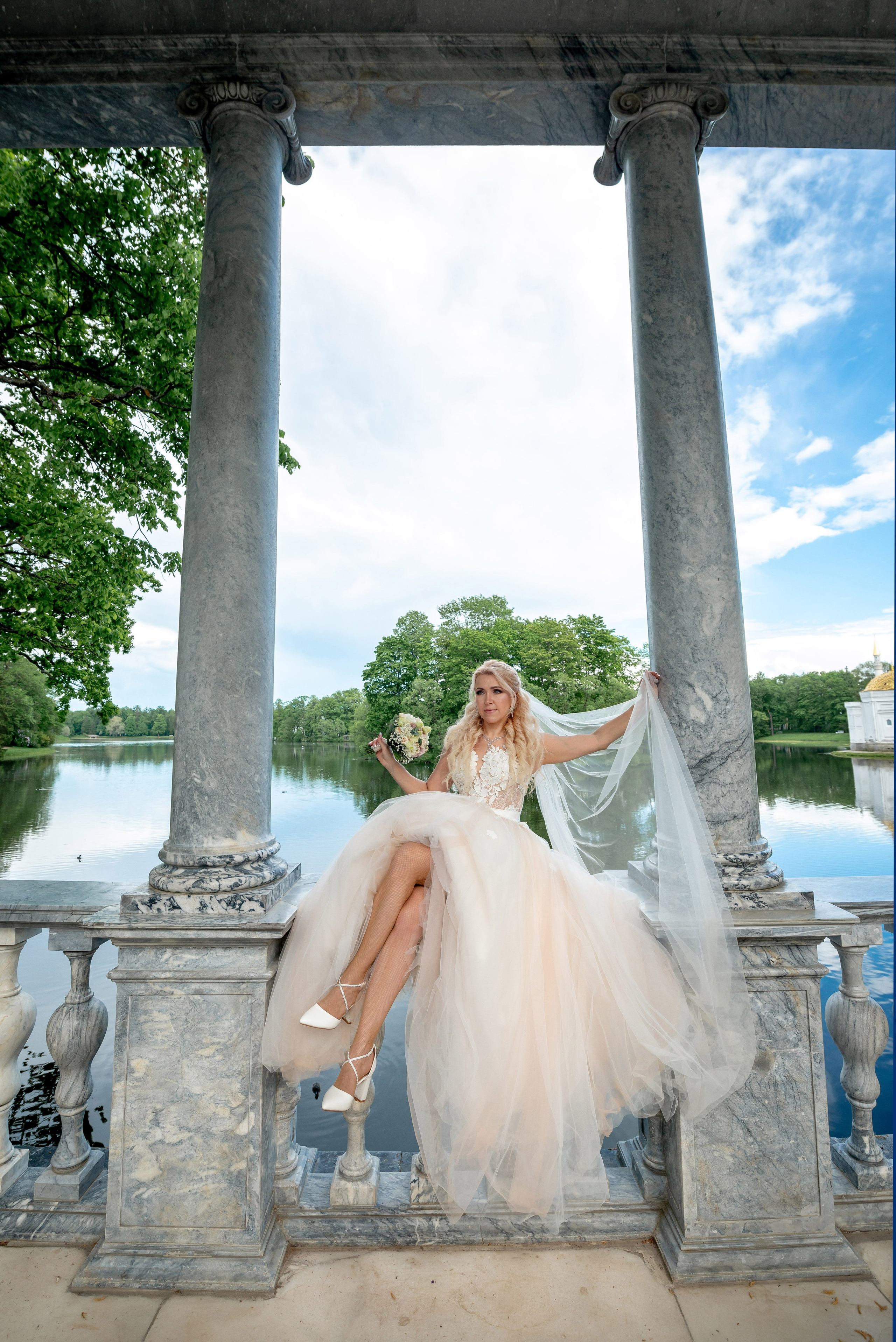 Евгения (фотосессия с малиновым chevrolet camaro, в сирени в Пушкине в Екатерининском парке). Портретный, семейный и свадебный фотограф в Санкт-Петербурге и в Пушкине Ширяев Денис