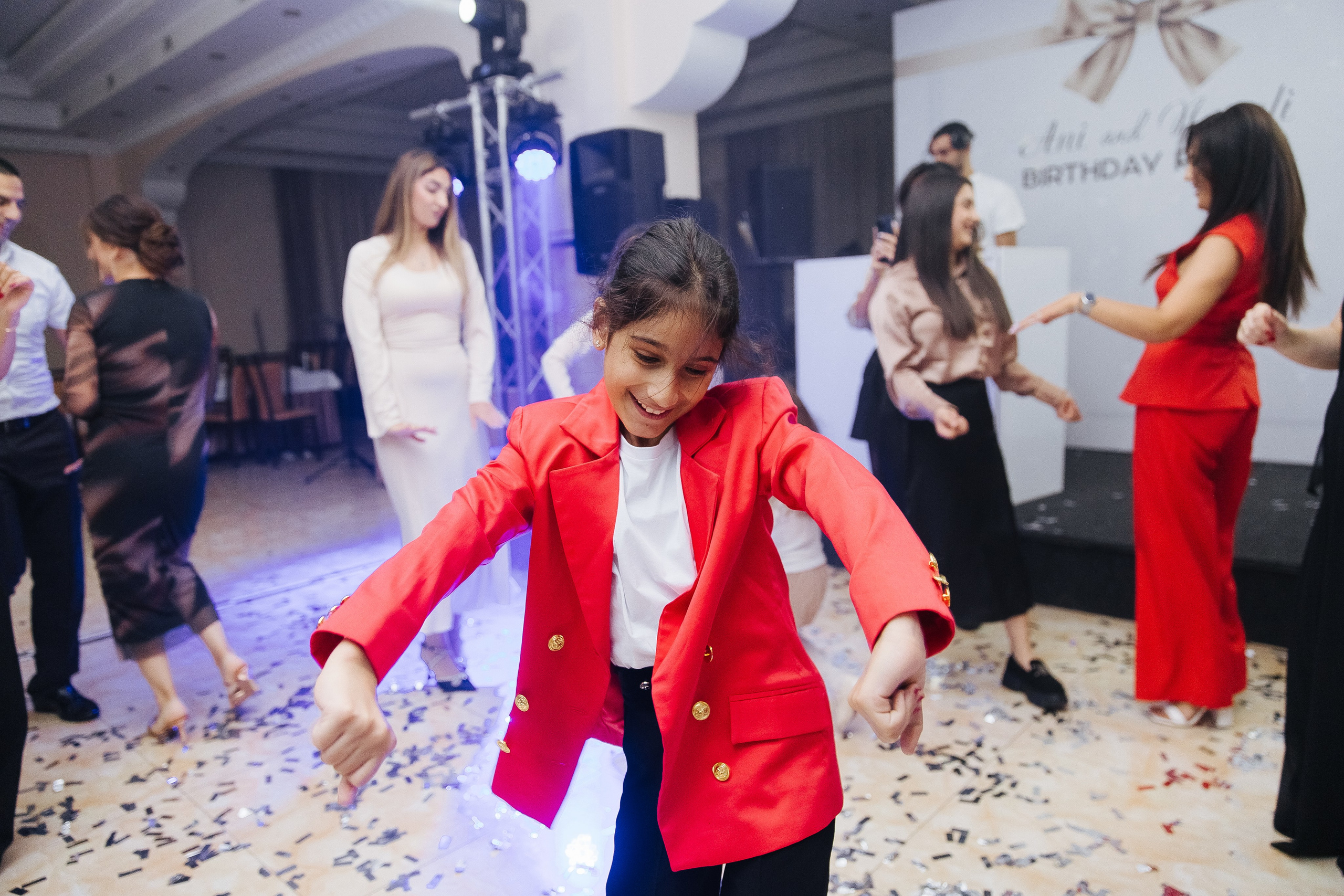 Ани и Назели. 35&5 День рождения, «Янтарь». Фотограф в Красноярске Надежда Воскресенская