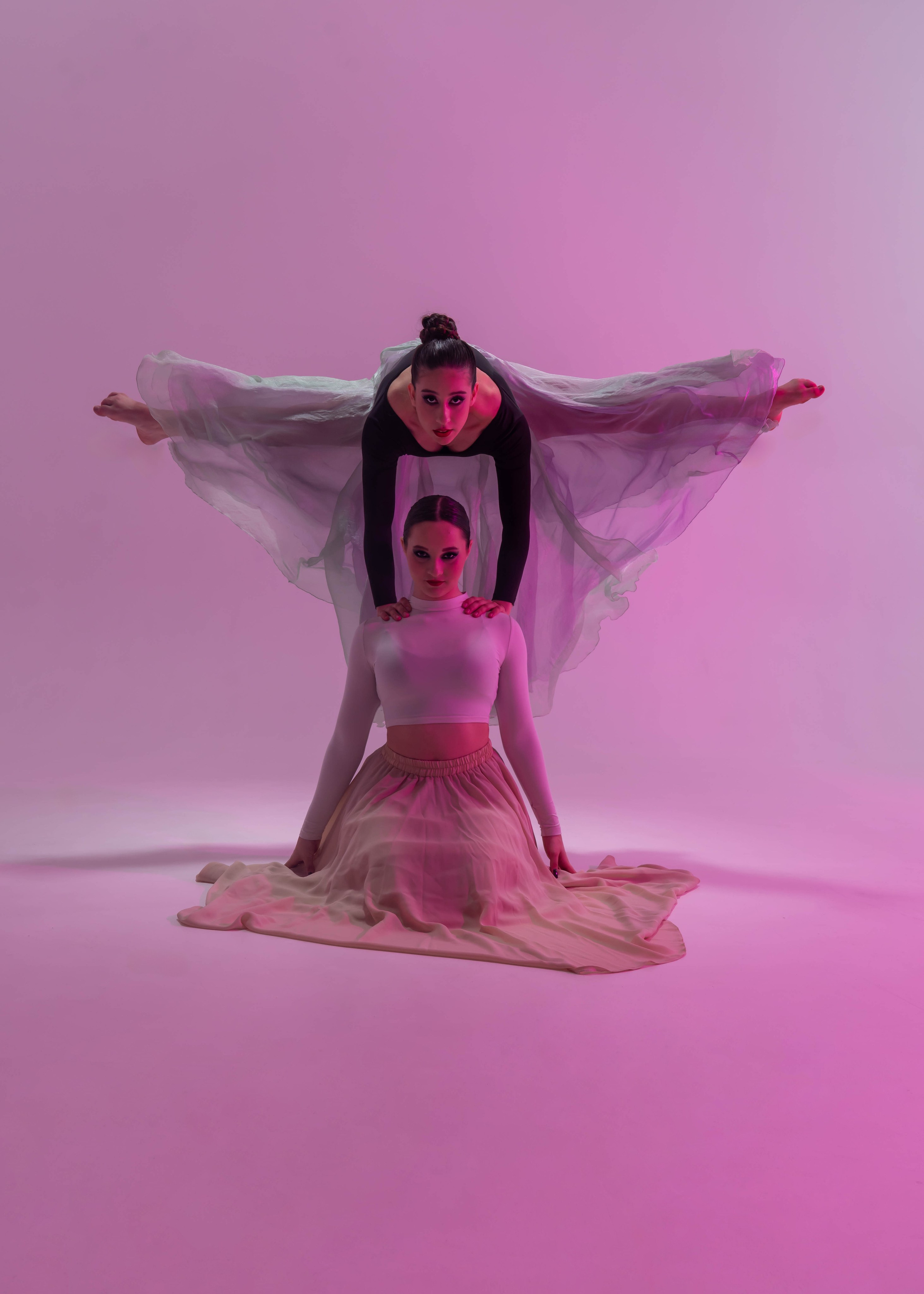 Художественная фотосессия воздушных гимнастов в зале фотостудии