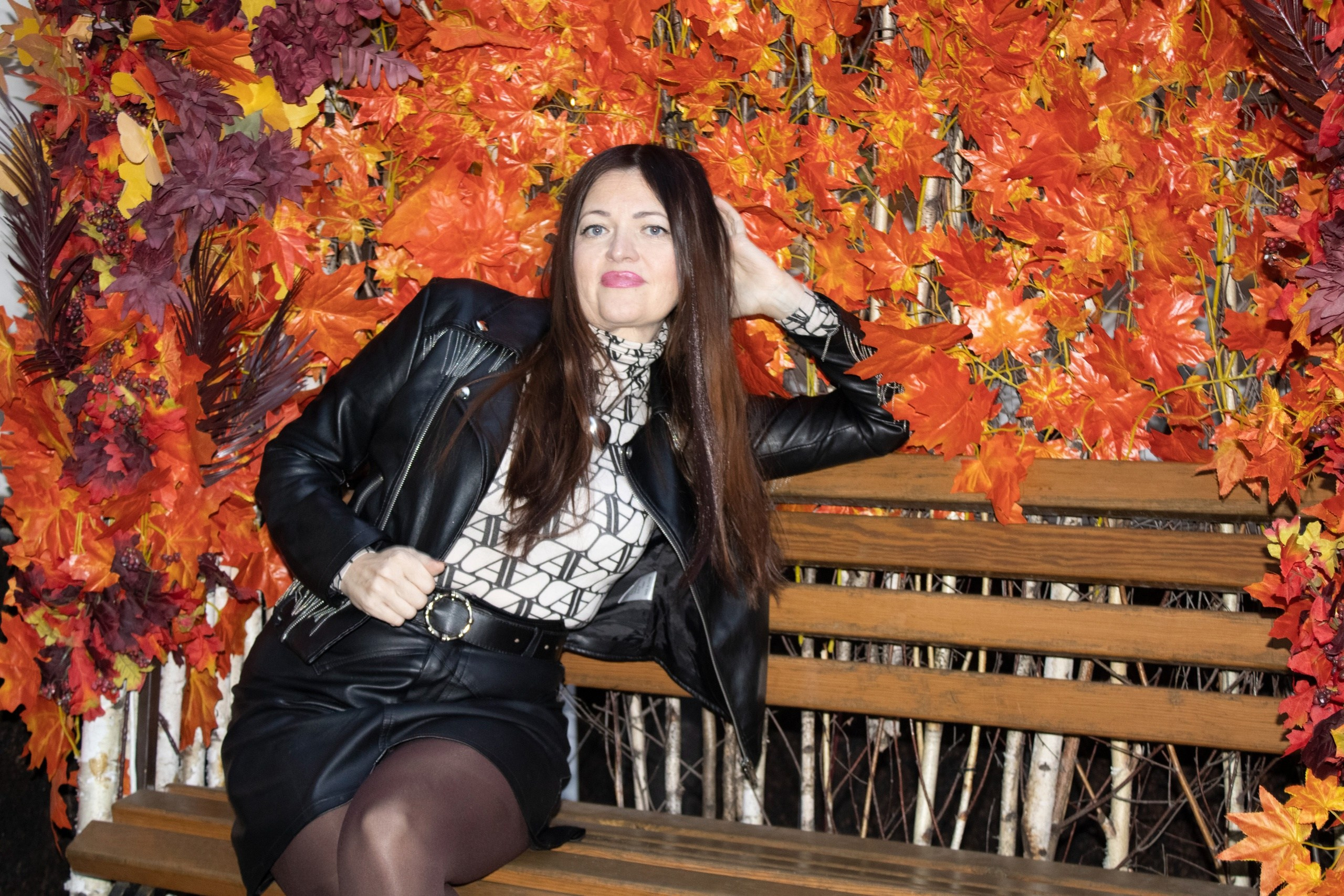 девушка стоит на фоне осенней листвы