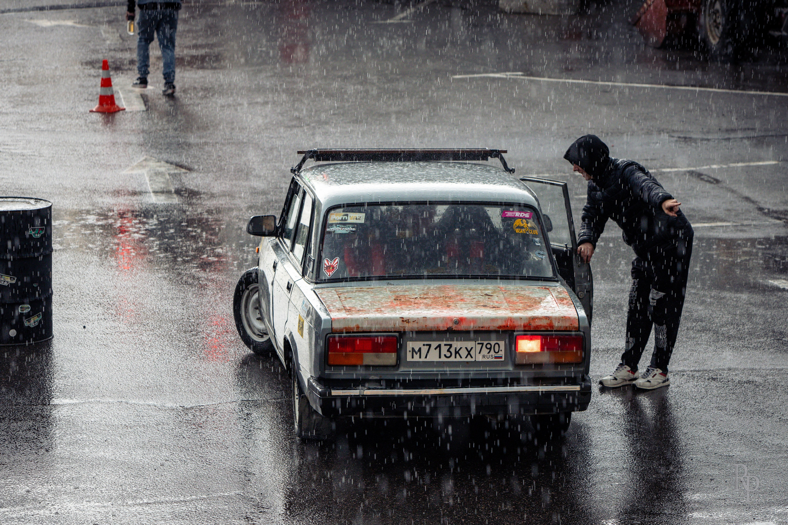 SHOWDOWN. Rusty Photographer