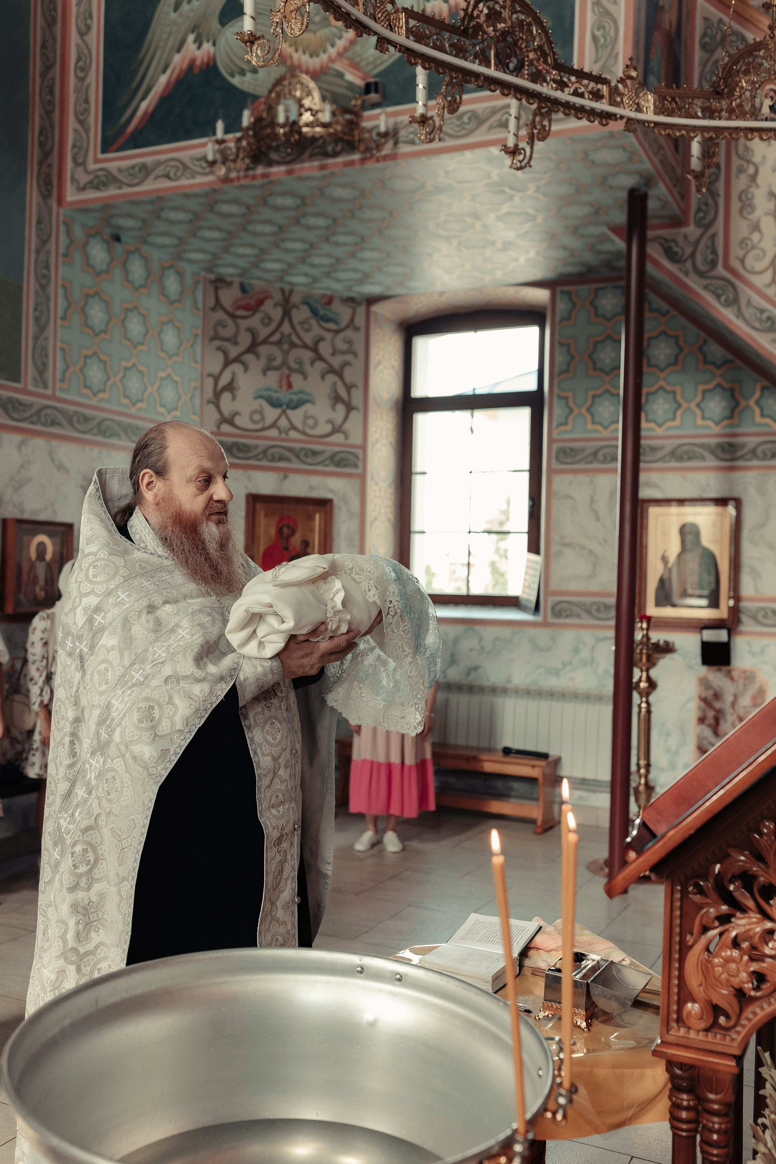 Фото съемка таинства крещения в храме Нижнего Новгорода. Алексей Шаров — свадебный и репортажный фотограф в Нижнем Новгороде