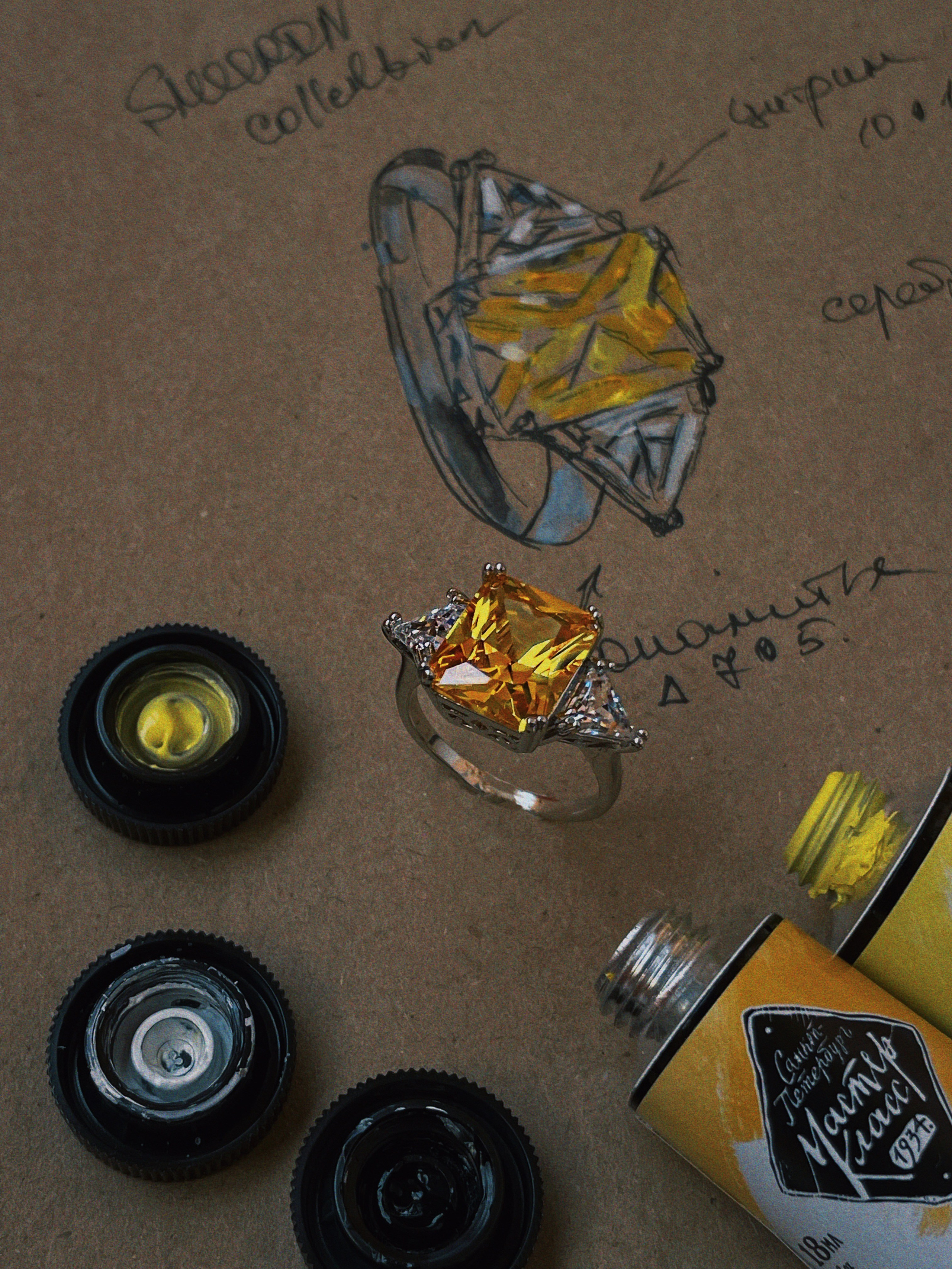 кольцо с желтым бриллиантом из белого золота