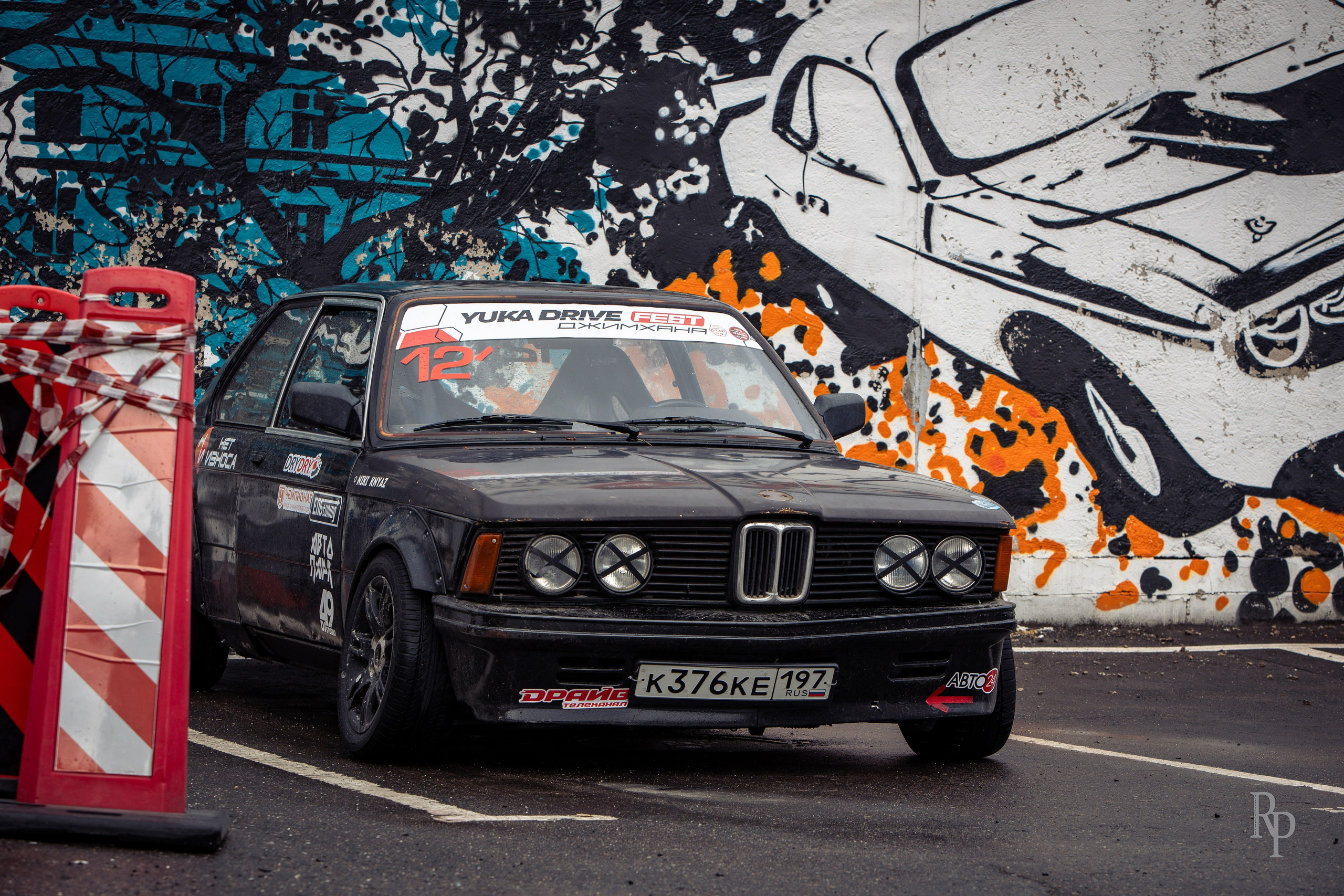 SHOWDOWN. Rusty Photographer