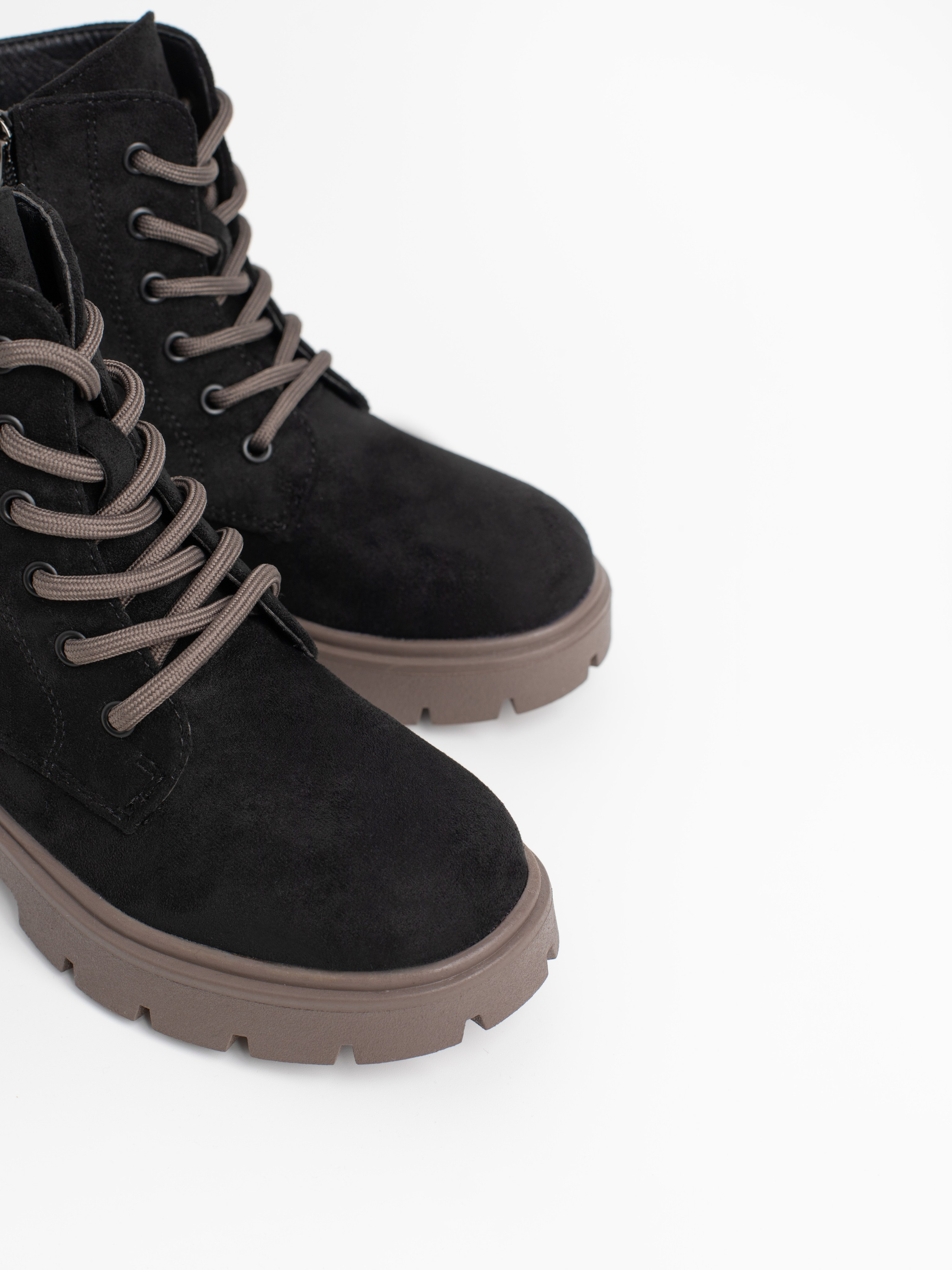 Ботинки для девочки. Фотостудия предметной и модельной съёмки для маркетплейсов