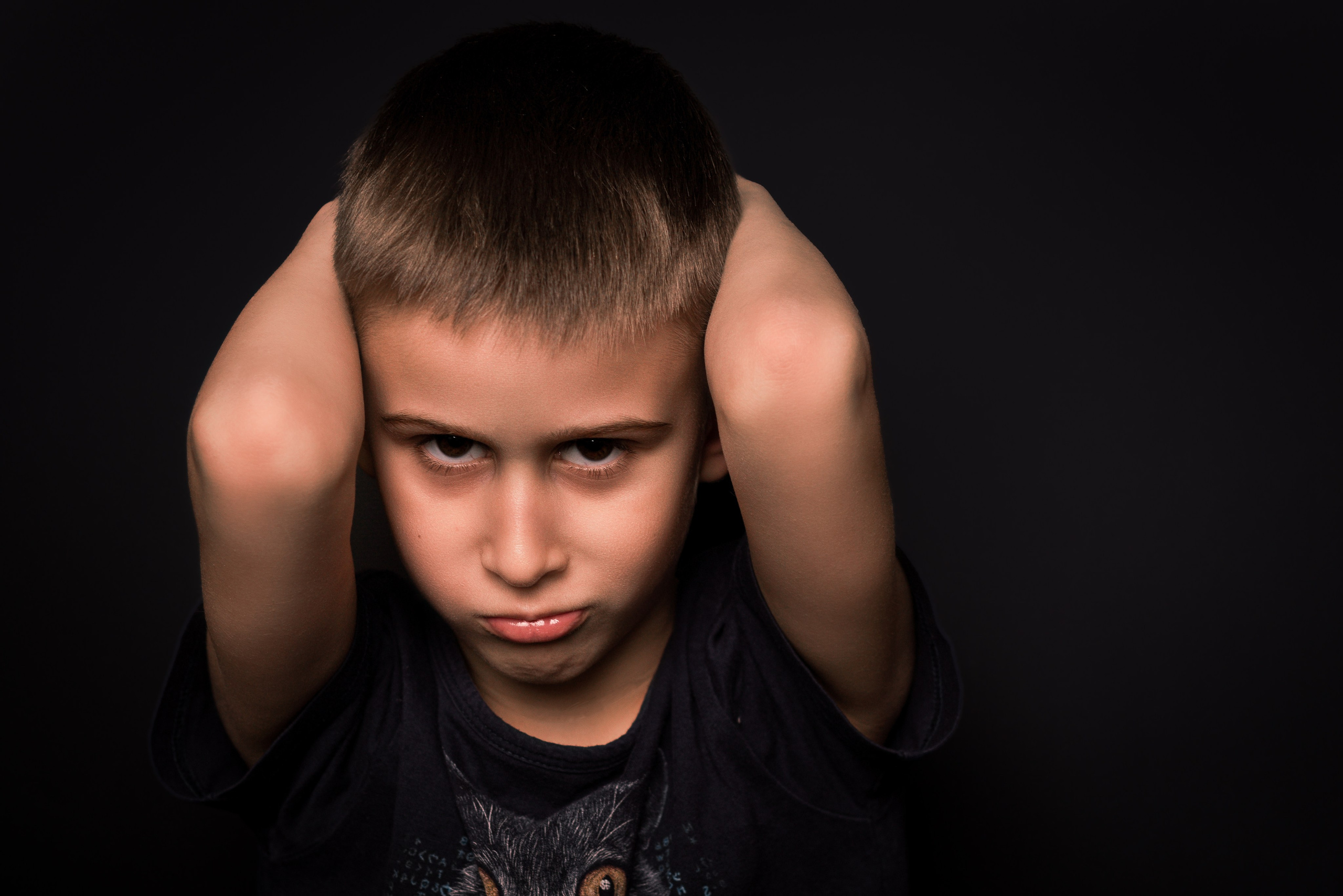 Детский сад, портреты на чёрном фоне. Фотограф Шунова Саша