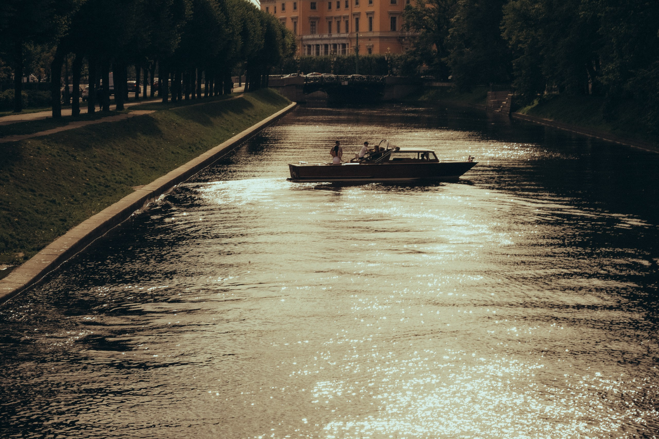 СВАДЕНБНАЯ СЬЕМКА НА КАТЕРЕ ПО КАНАЛАМ САНКТ-ПЕТЕРБУРГА И В АКВАТОРИИ НЕВЫ. Профессиональный фотограф, Санкт-Петербург — Виктория Богомолова
