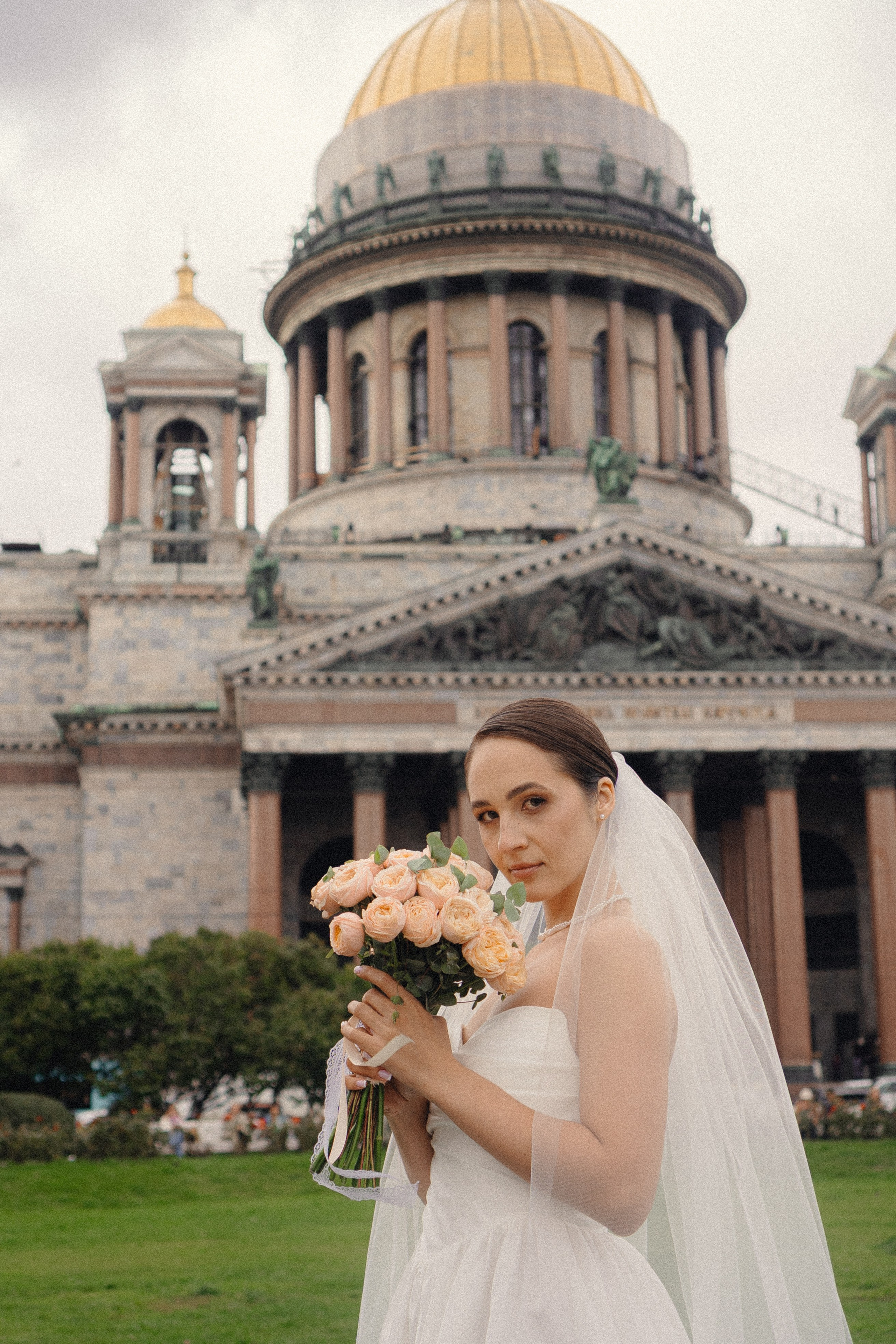 СВАДЕБНАЯ ПРОГУЛКА В САНТК-ПЕТЕРБУРГЕ (ИСАКИЕВСКИЙ СОБОР, ЗИМНЯЯ КАНАВКА, ЭРМИТАЖ И БОЛЬШАЯ МОРСКАЯ УЛИЦА). Профессиональный фотограф, Санкт-Петербург — Виктория Богомолова