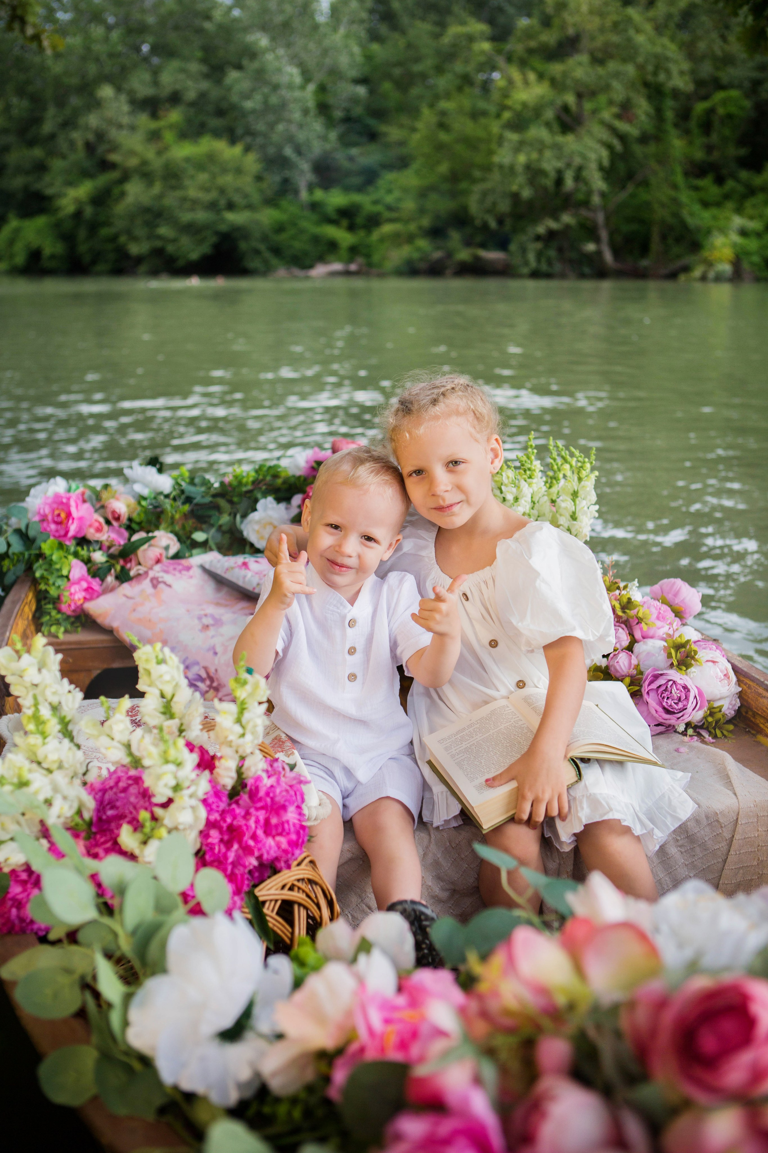 Лодка с пионами. Свадебный семейный и детский фотограф в Краснодаре Карина Федоровская