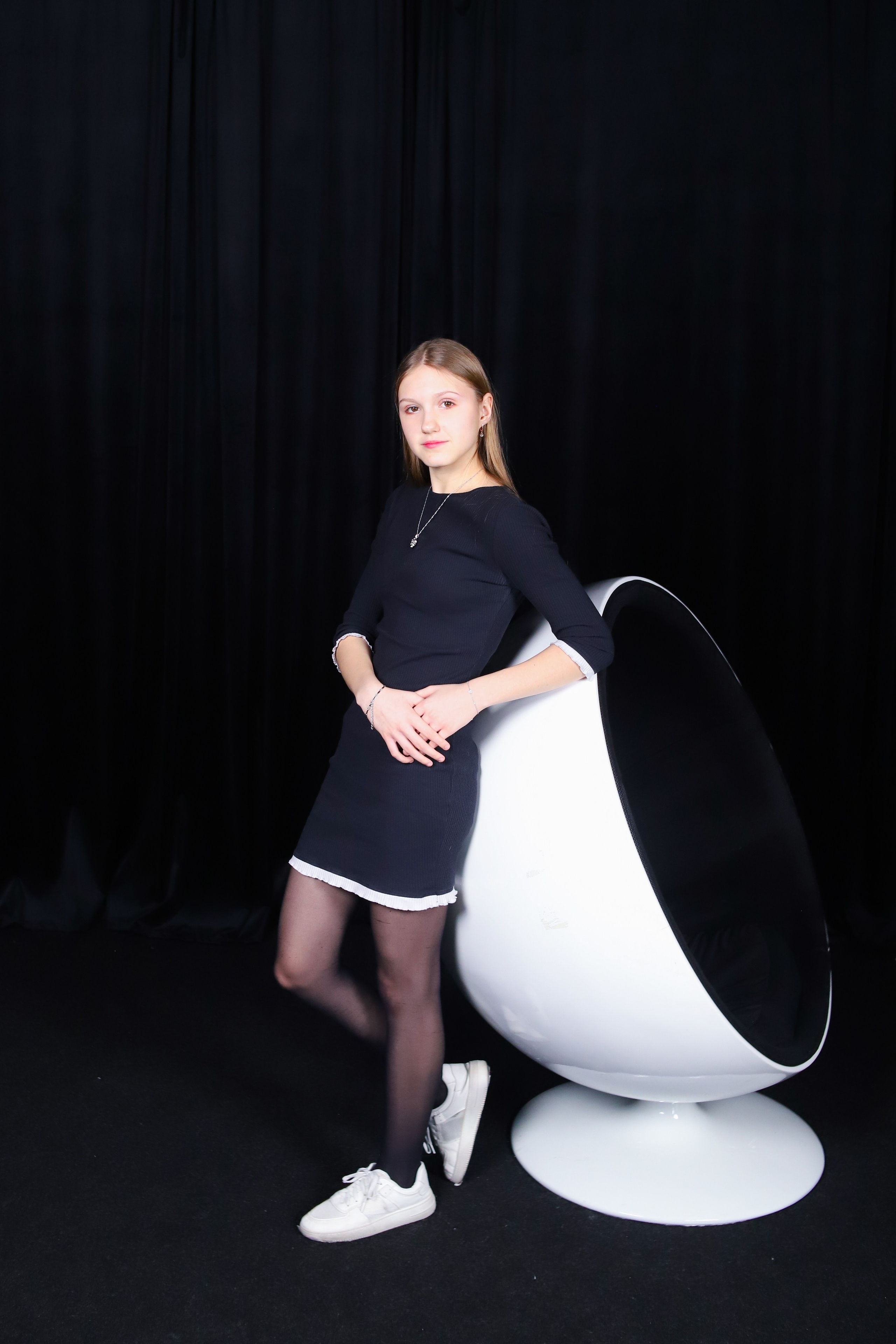 9 Класс в студии с неоном и белой циклорамой. Фотограф в Сургуте Брызгунова Анастасия