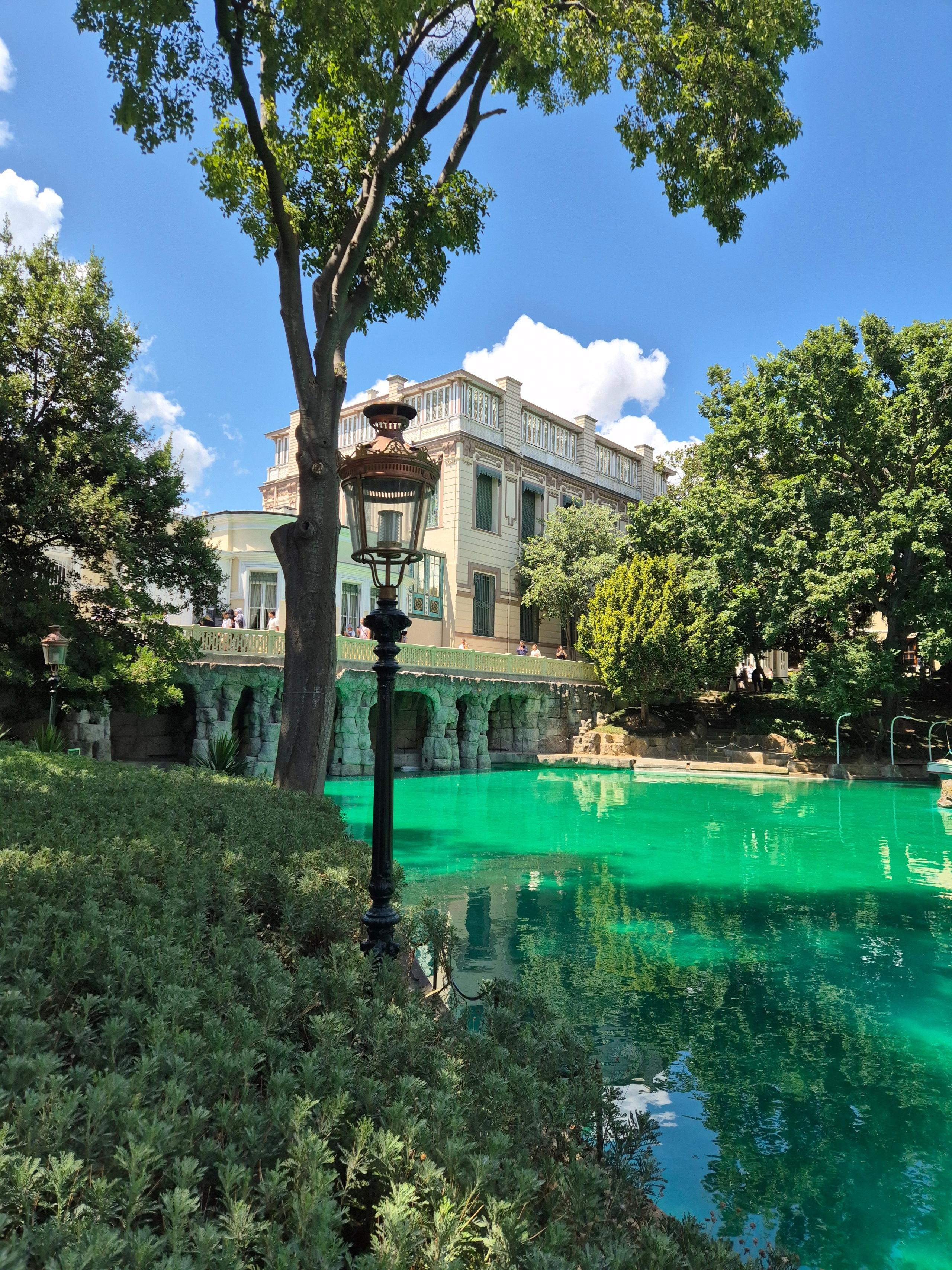 В Стамбуле работали европейские мастера, во дворцах огромное множество и полотен, и мебели работы выдающихся мастеров Европы