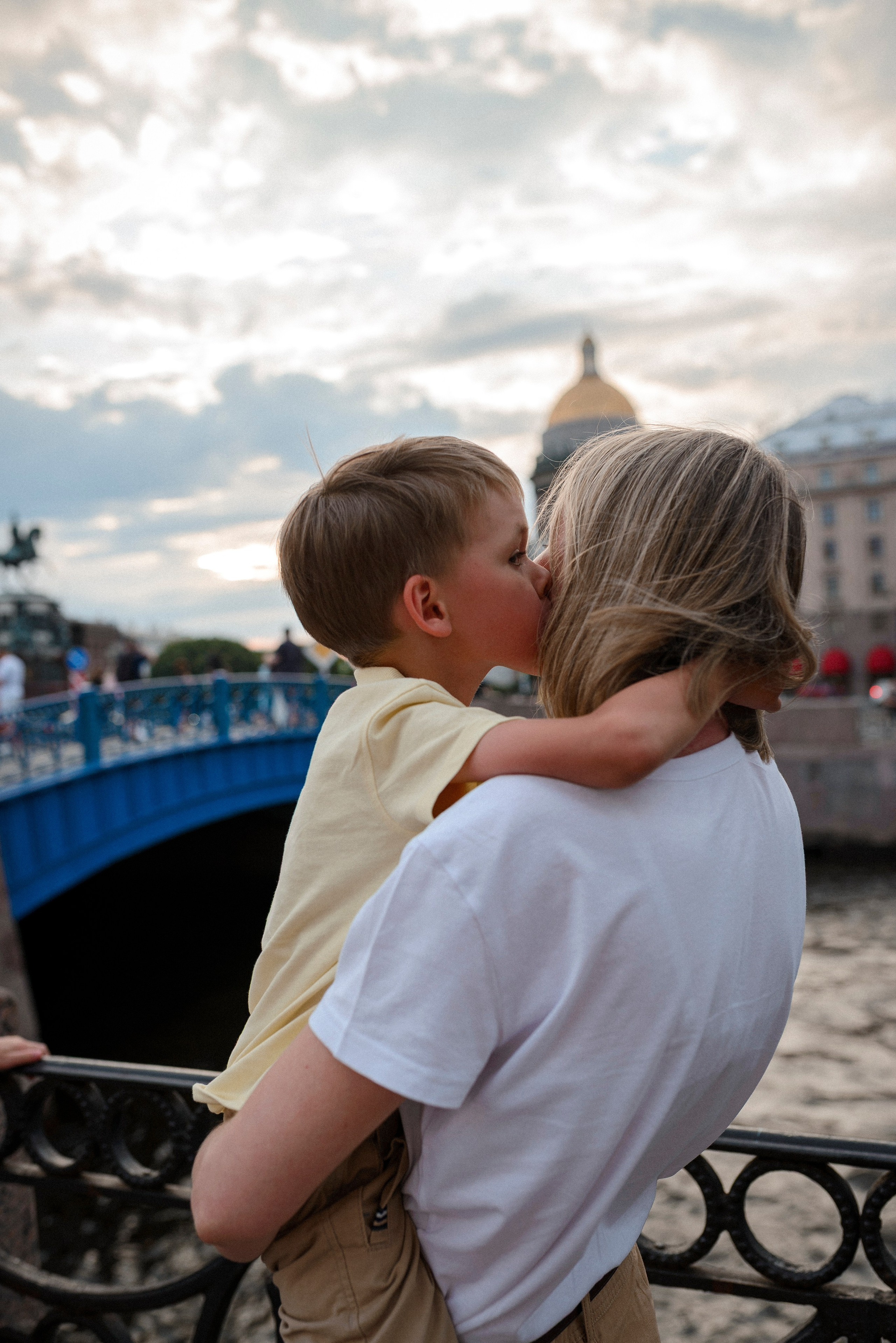 Семейная ФС «Прогулка на синем мосту». Семейный и детский фотограф в Санкт-Петербурге Городнова Татьяна