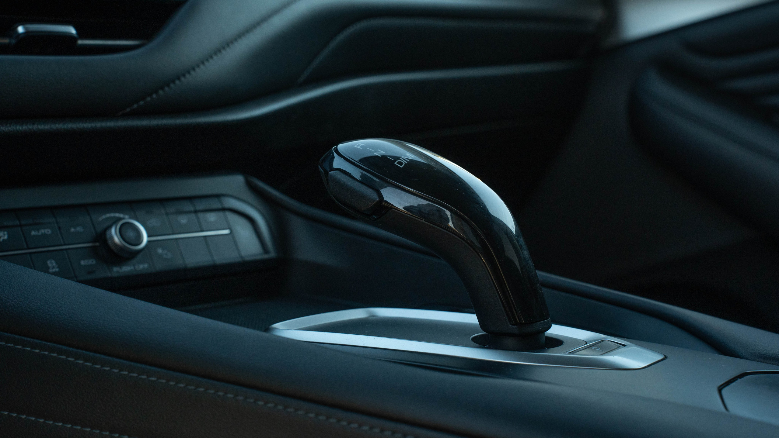 Интерьер автомобиля с коробкой передач 