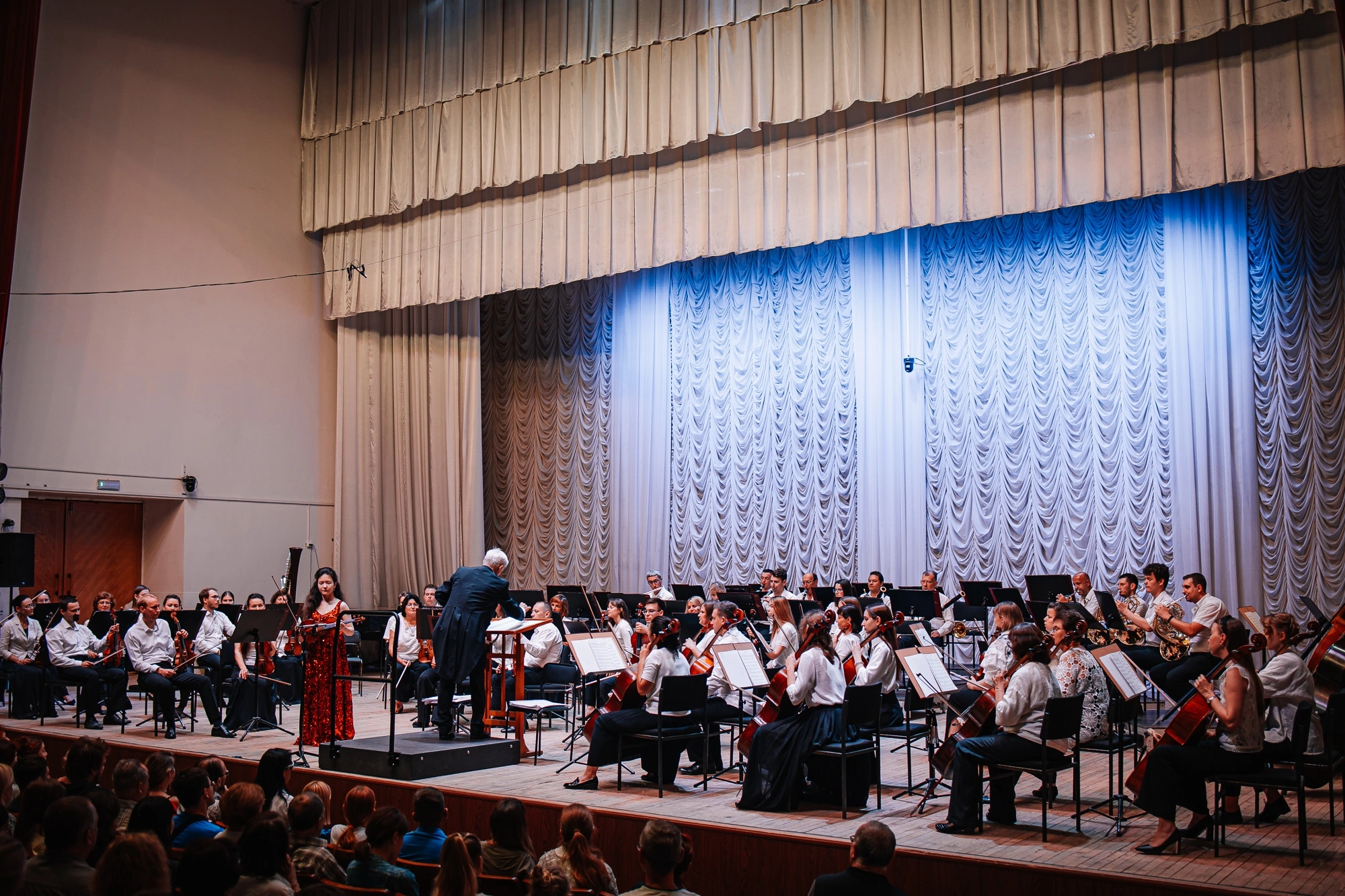 На сцене. Скрипачка Анна Савкина