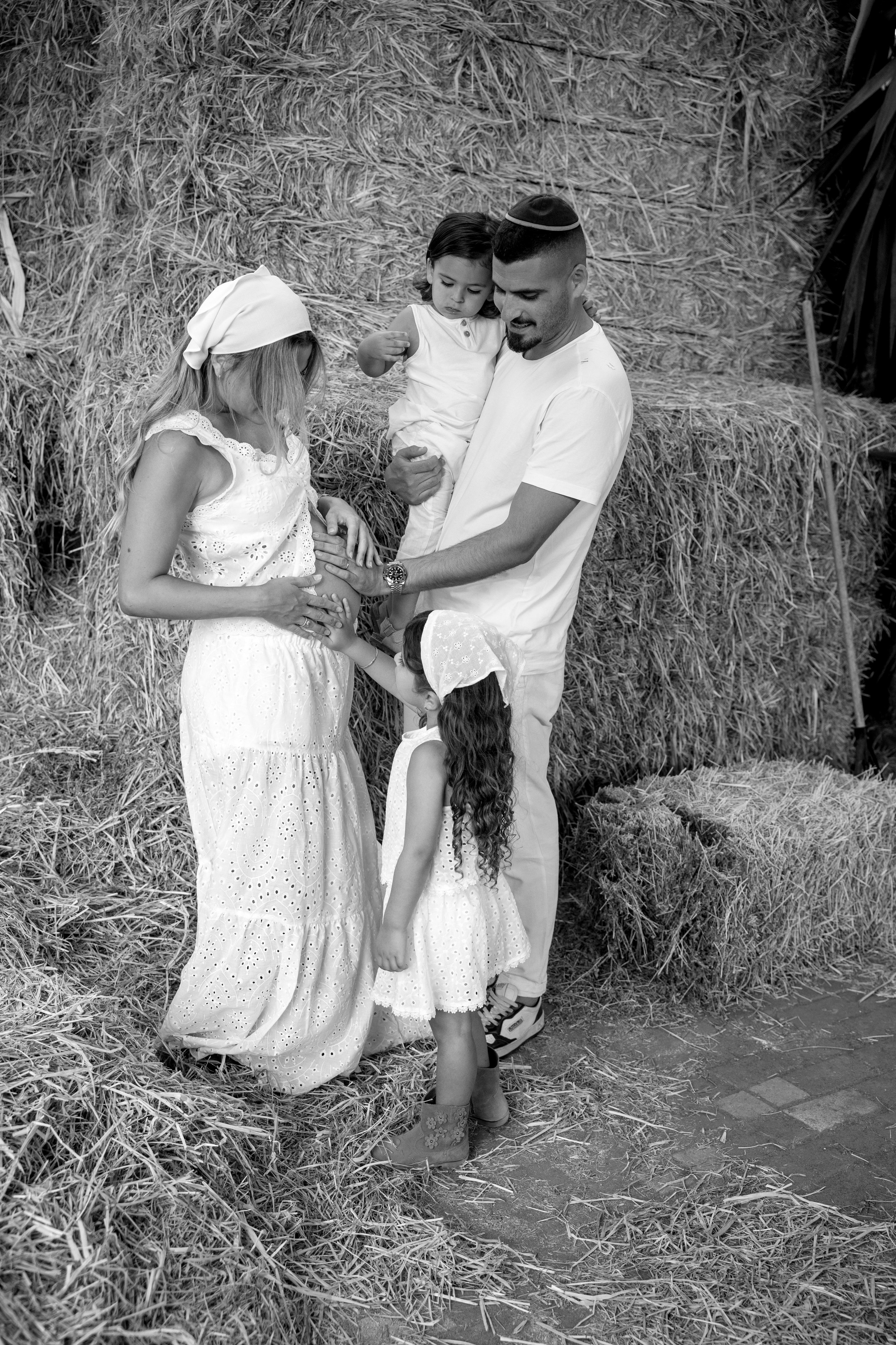 Pregnancy photoshoot at the horse farm. Главная