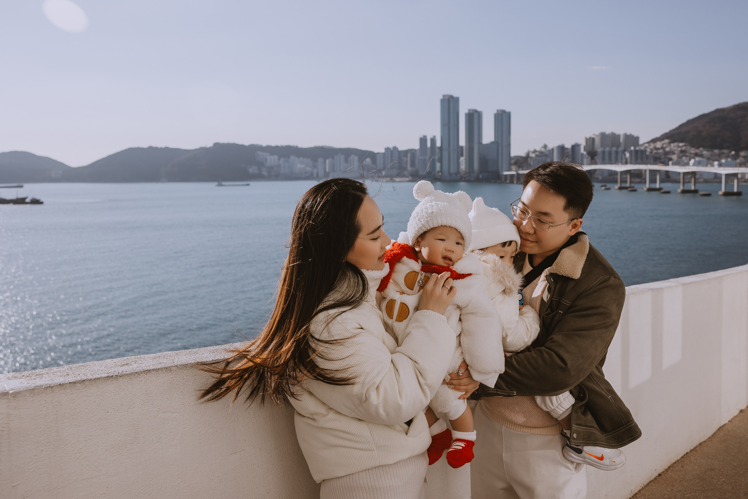 Семейная прогулка в Пусане. Зимняя фотопрогулка по Пусану. Фотопрогулка в Пусане. Семейная прогулочная фотоссесия. Фотосессии в Пусане. Фотоссесии в Корее. Фотограф Пусан. Какую одежду выбрать для фотосессии зимой. 