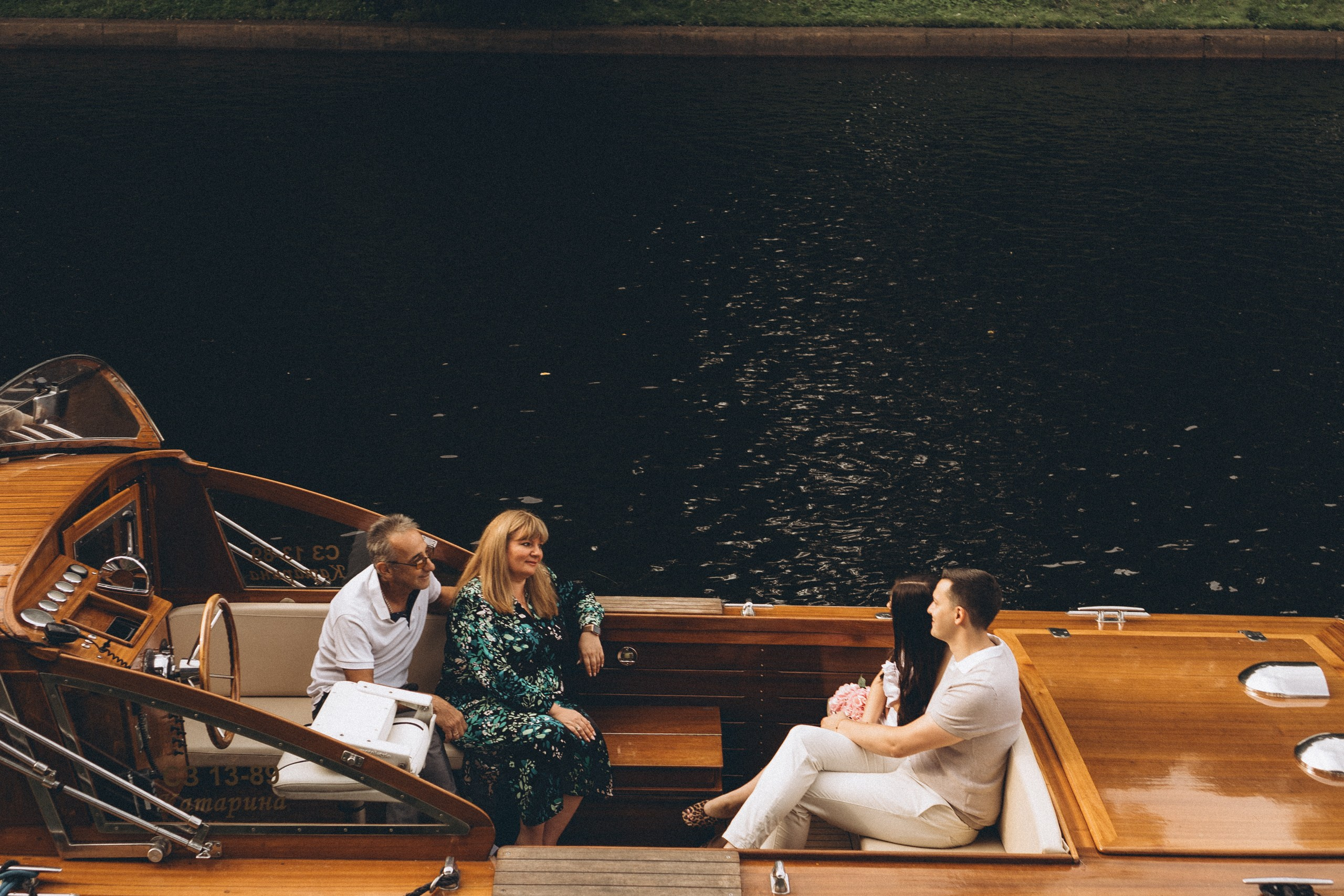 СВАДЕНБНАЯ СЬЕМКА НА КАТЕРЕ ПО КАНАЛАМ САНКТ-ПЕТЕРБУРГА И В АКВАТОРИИ НЕВЫ. Профессиональный фотограф, Санкт-Петербург — Виктория Богомолова