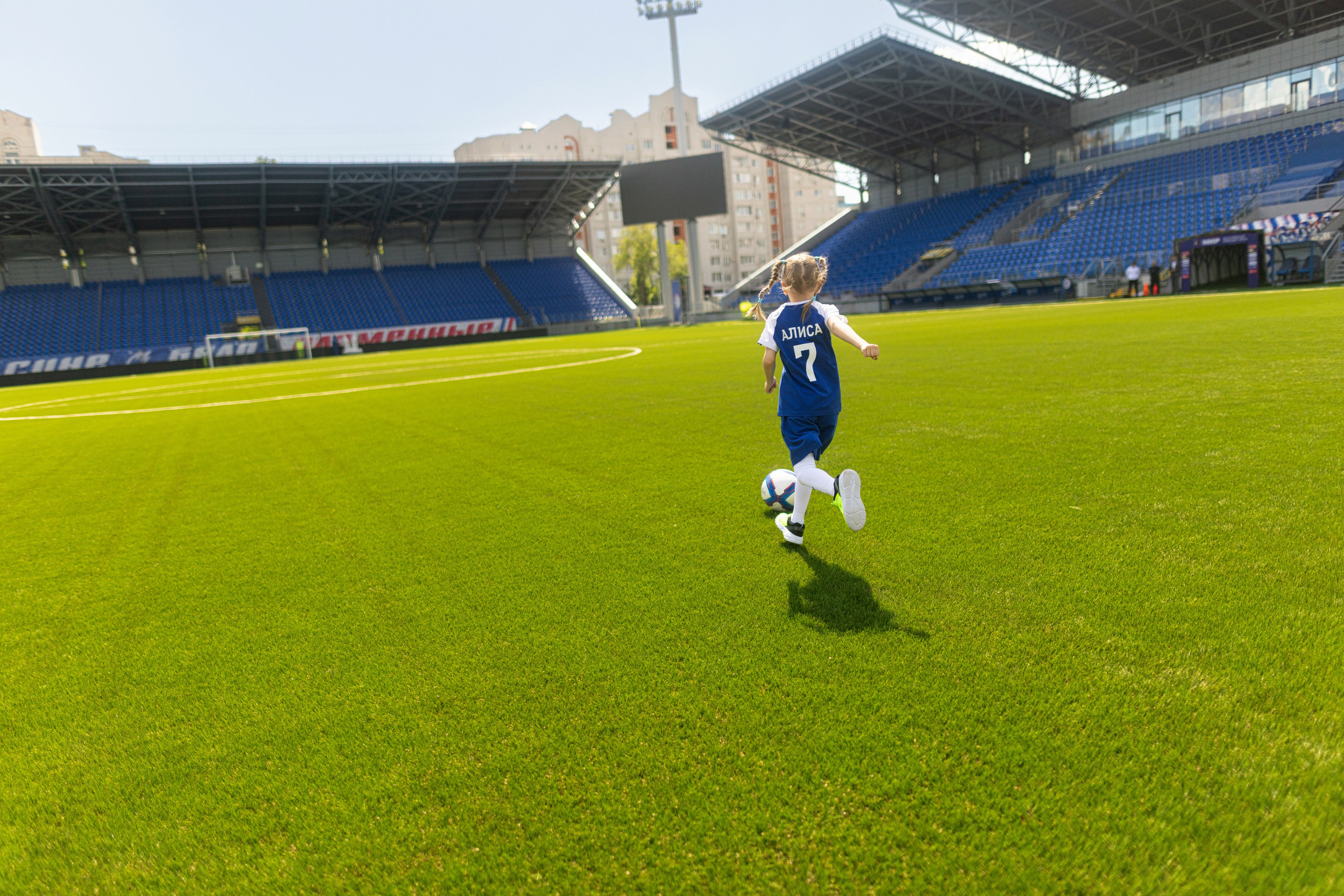 Детский портрет с Алисой на футбольном стадионе. Дмитрий Шульгин, портретный фотограф в Воронеже