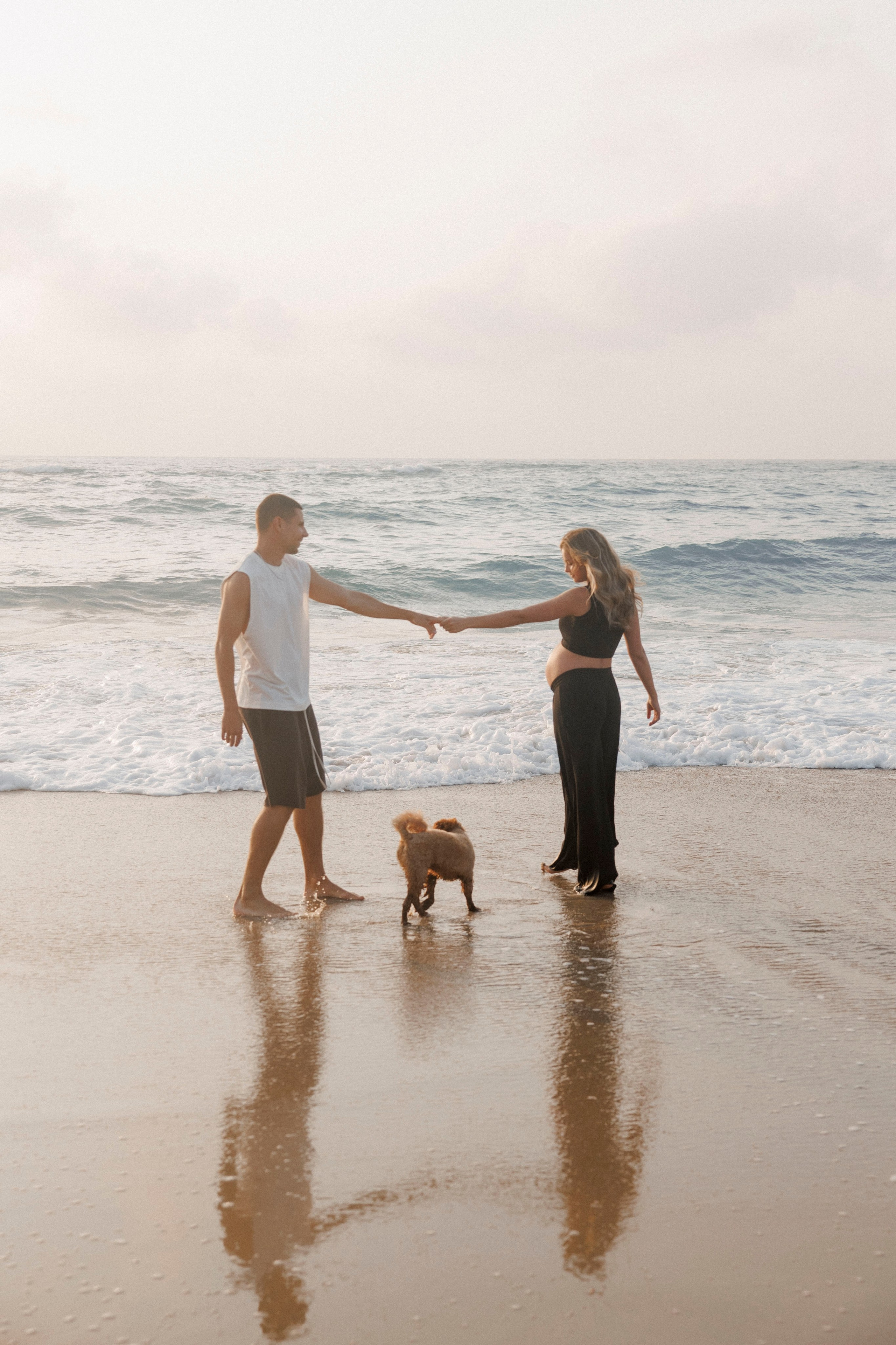 Pregnancy photoshoot near the sea (cloudy weather). Главная