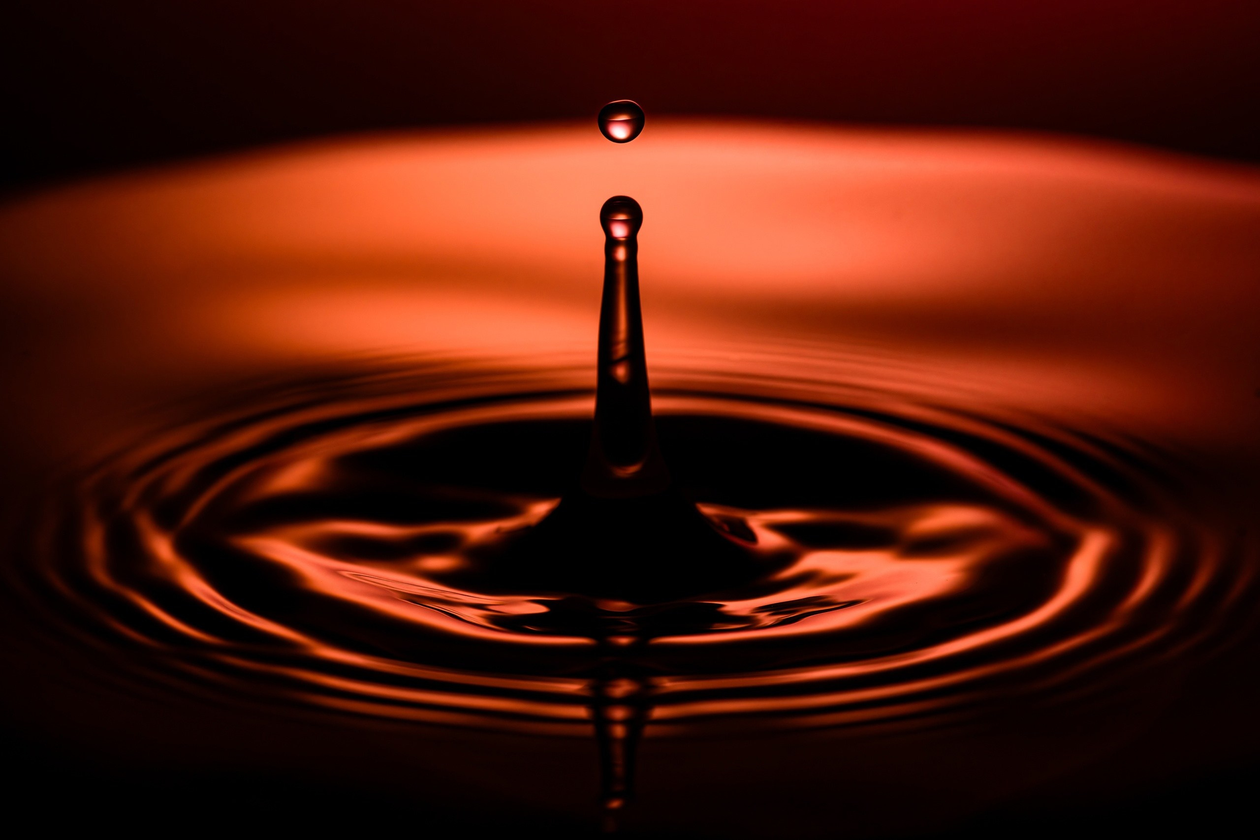 капля воды и круги от нее по воду с помощью макро съемки